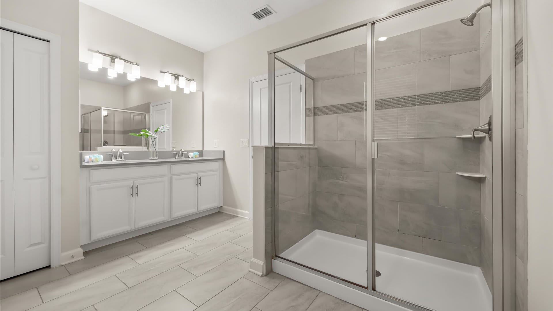 En-suite bathroom with spacious standing shower