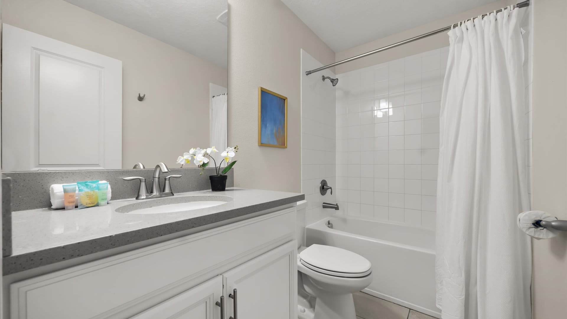 En-suite bathroom with combined bathtub and shower 