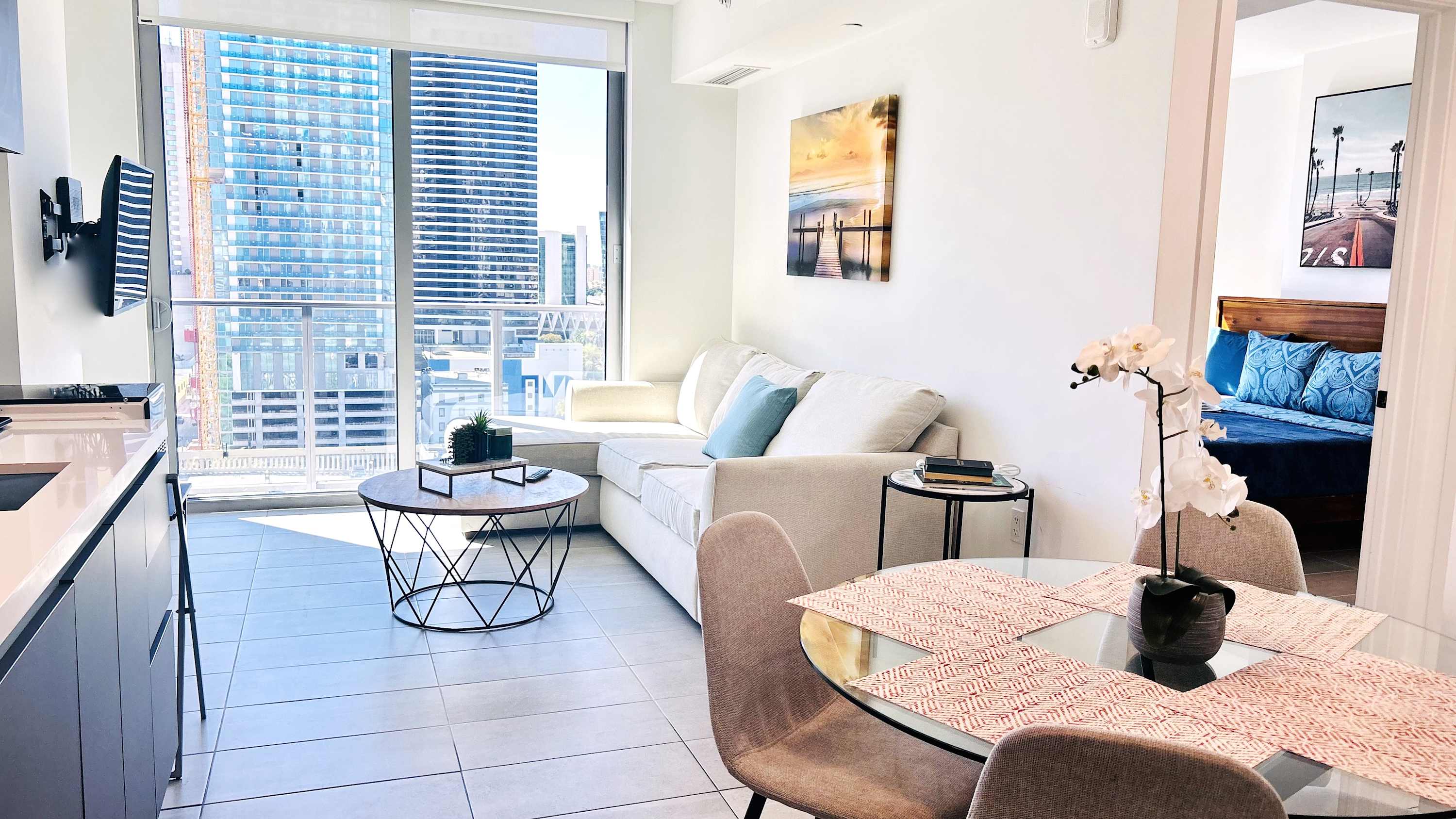 Contemporary Comfort | Rooftop Views & Full Kitchen - Foto 12