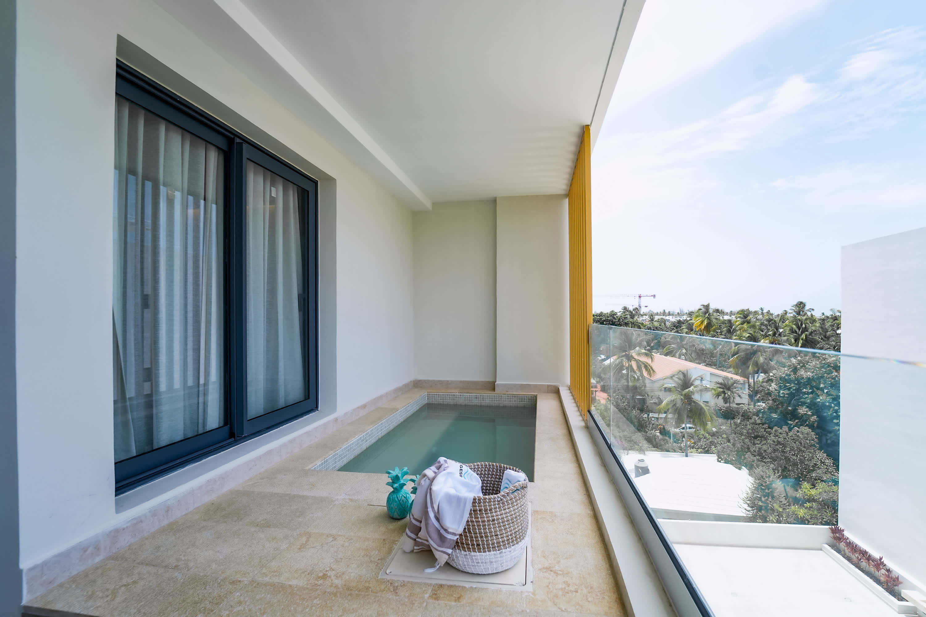 Fantastic 2 BR apartment steps from beach