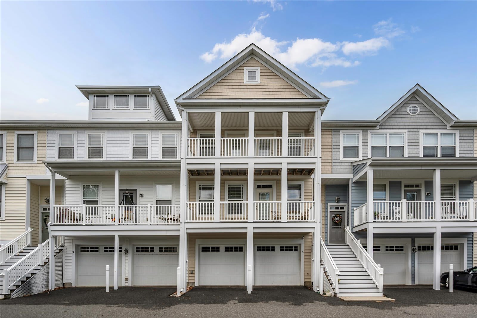 Large Three Bedroom Townhome with Nice Amenities