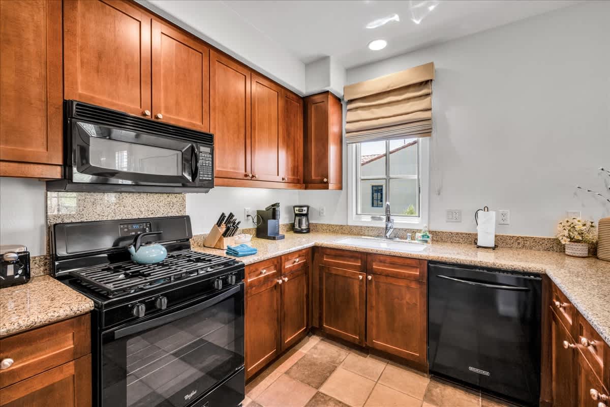 Upstairs 1BR Villa with Impeccable Views #A - Photo 3