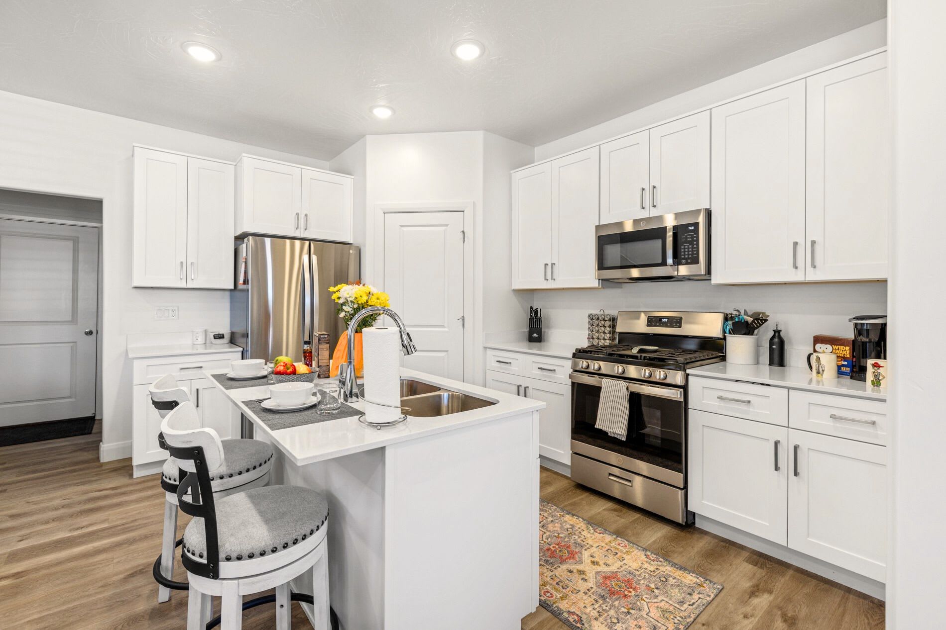 Fully fitted kitchen – modern appliances