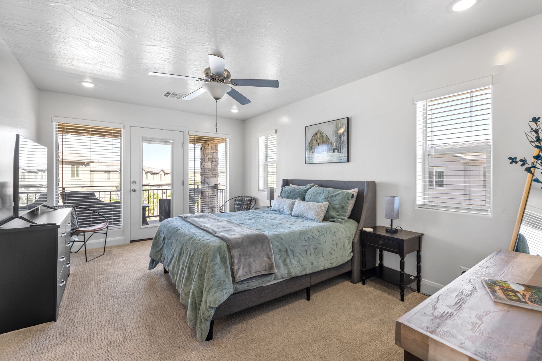 Master Bedroom – balcony access and en suite bathroom