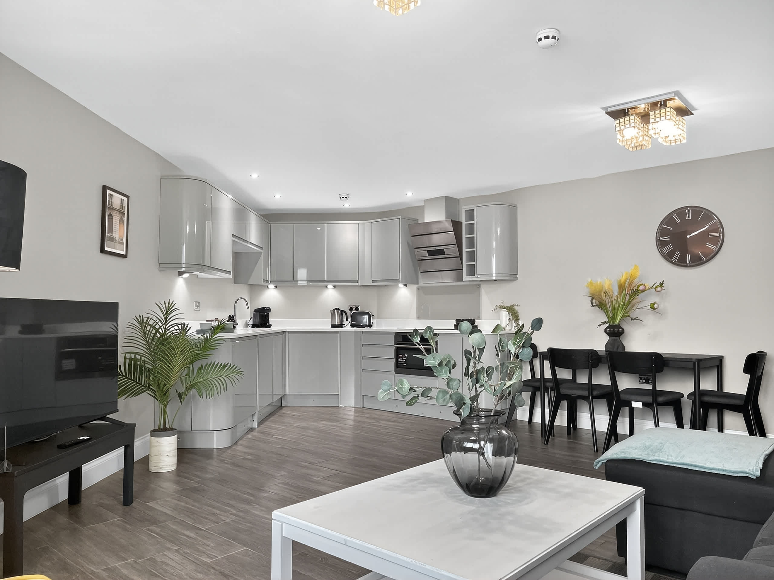 View Stylish Lanes Apartment | Beach & Pier Strolls in Bartholomew Road BN1 1JS Stylish Lanes Apartment | Beach & Pier Strolls in Bartholomew Road BN1 1JS - Property image 11 - VivreStays
