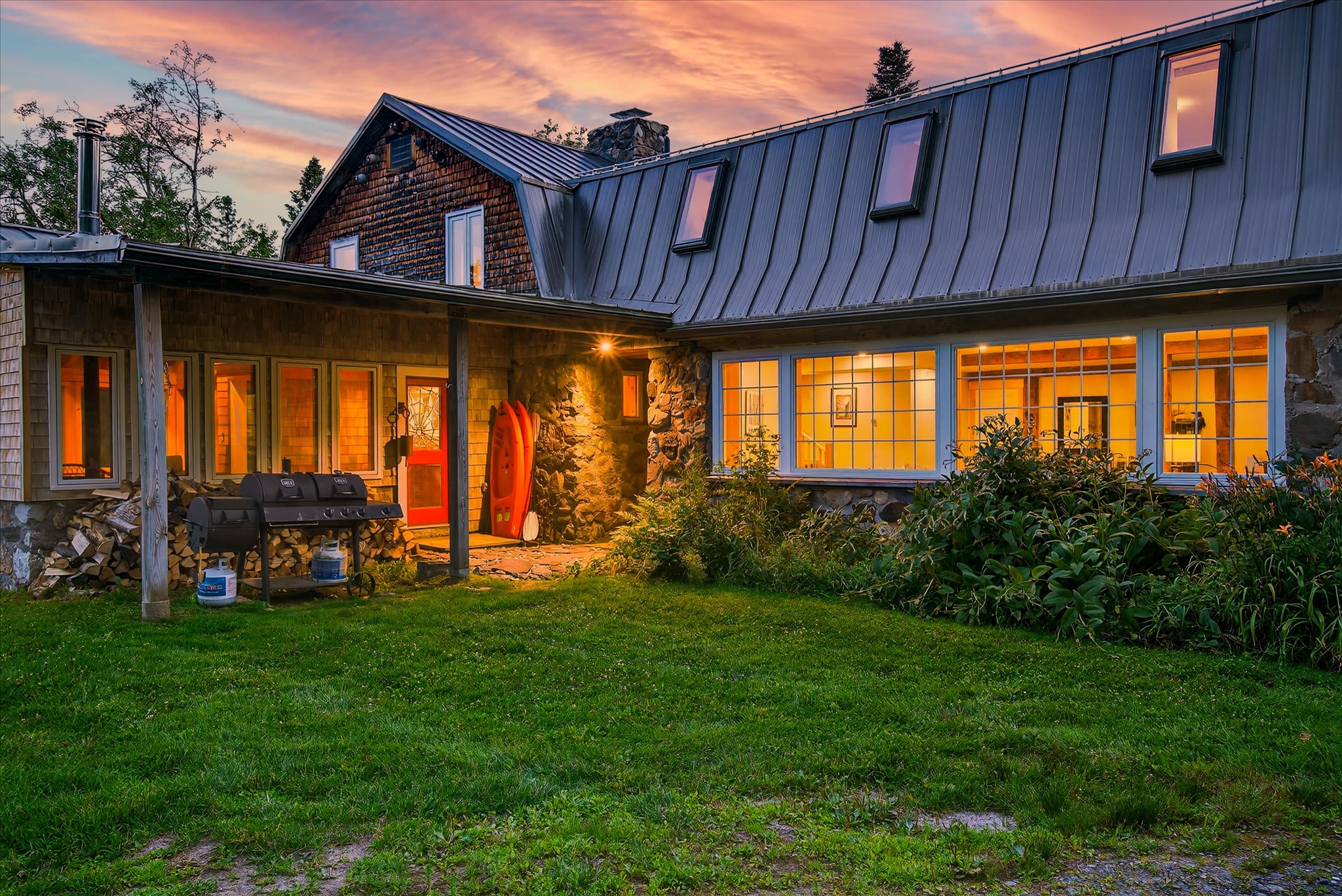 4 Br Sleeps 8 - Kayaks - Fire Pit - Dog Friendly — Danville, VT — vacation rental