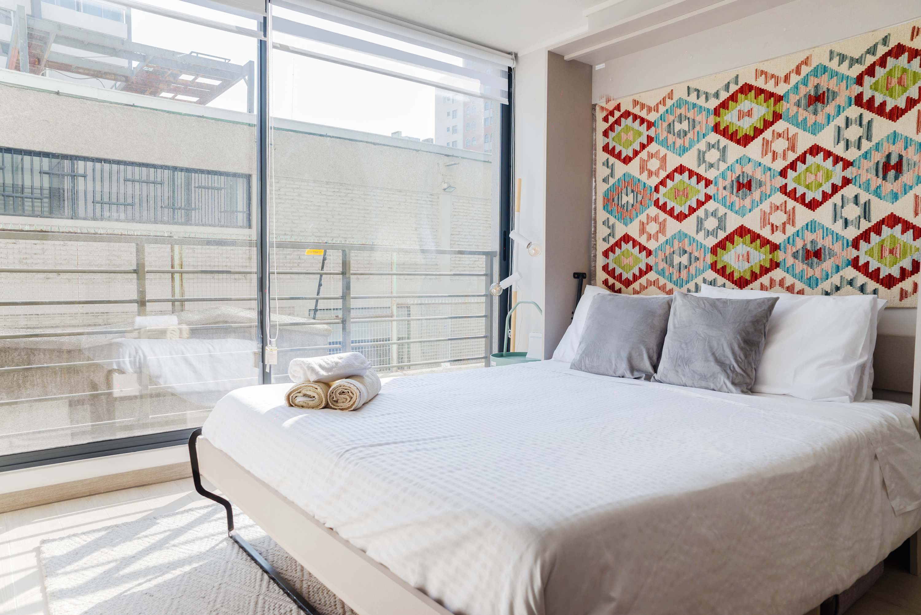 Relax in this bright studio with vibrant decor and natural light, perfect for a cozy stay in the heart of the city.