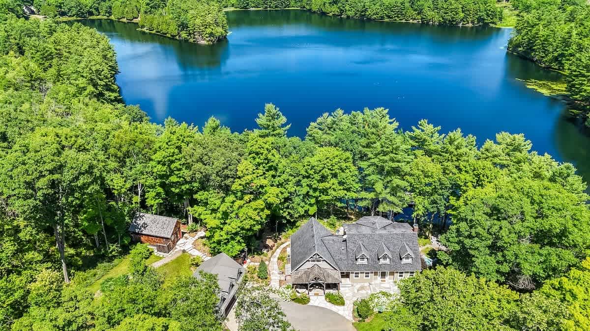 Extensive private luxury property - sleeps 25!