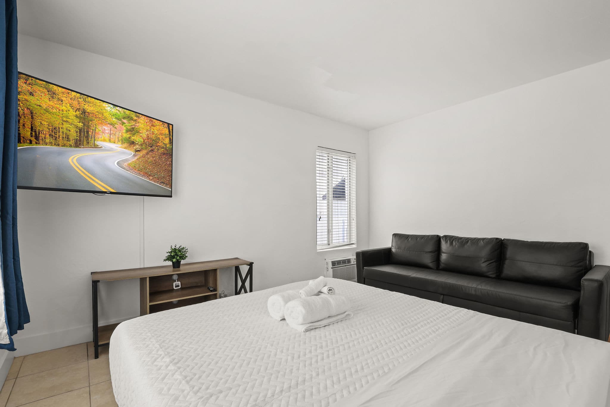 Chic Miami Beach Apt, Sleeps 4, Steps to Sand