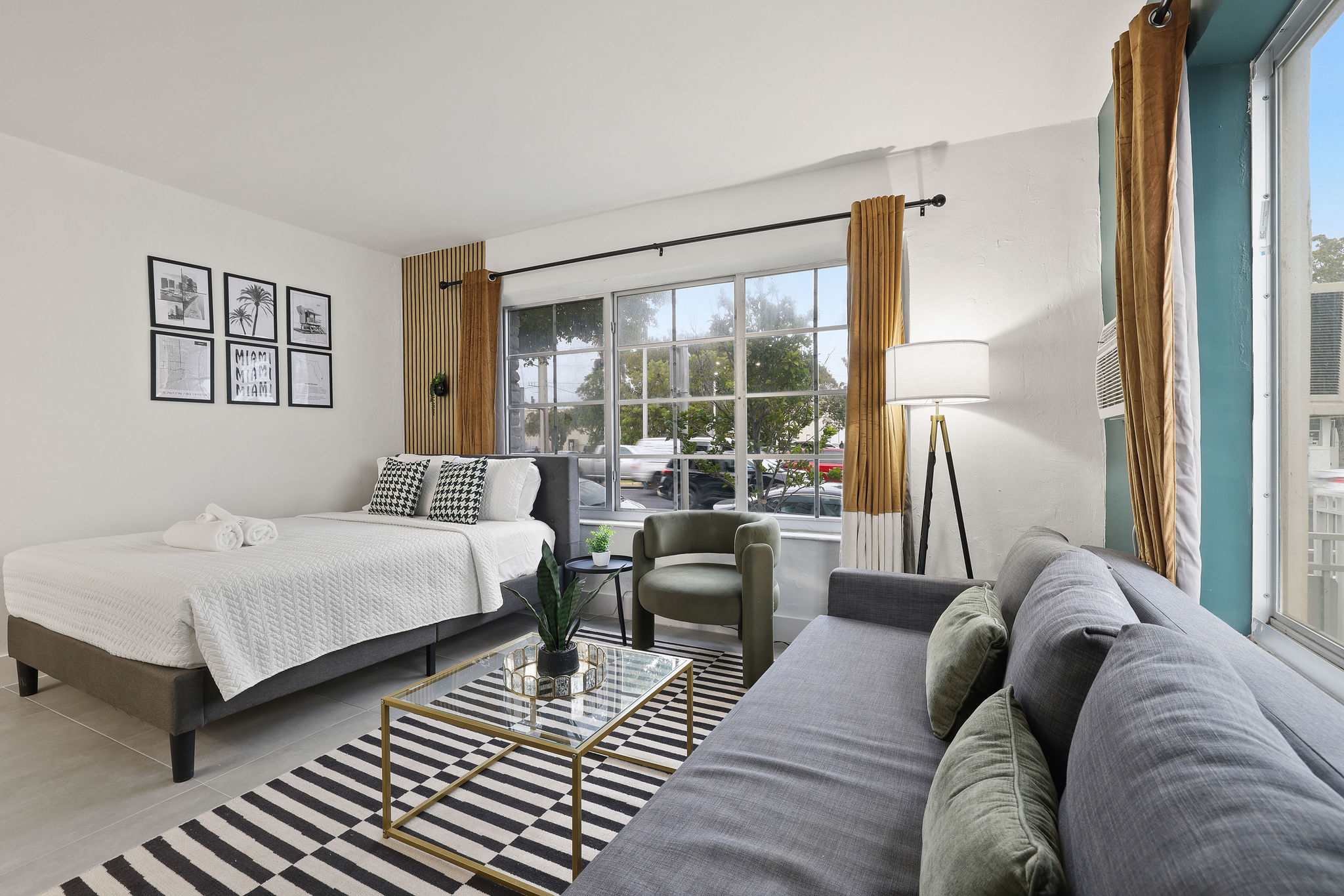 Chic Miami Beach Apt, Sleeps 4, Ocean Views