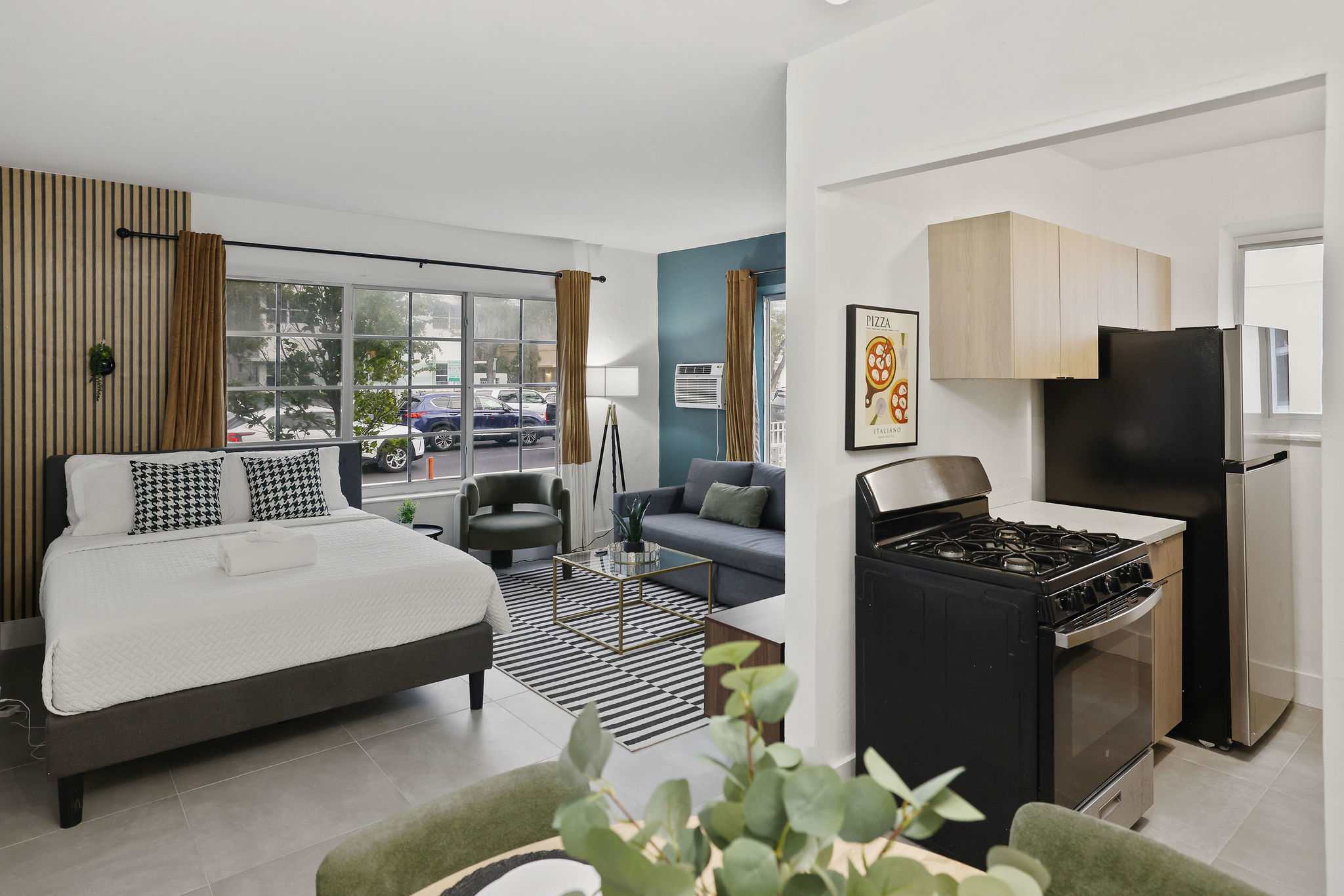 Chic Miami Beach Apt, Sleeps 4, Ocean Views