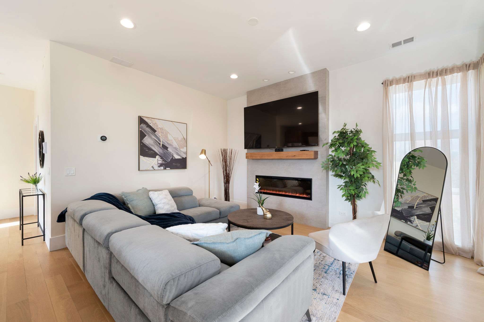 United Center 3BD Apt with Parking and Balcony — Chicago, IL — vacation rental