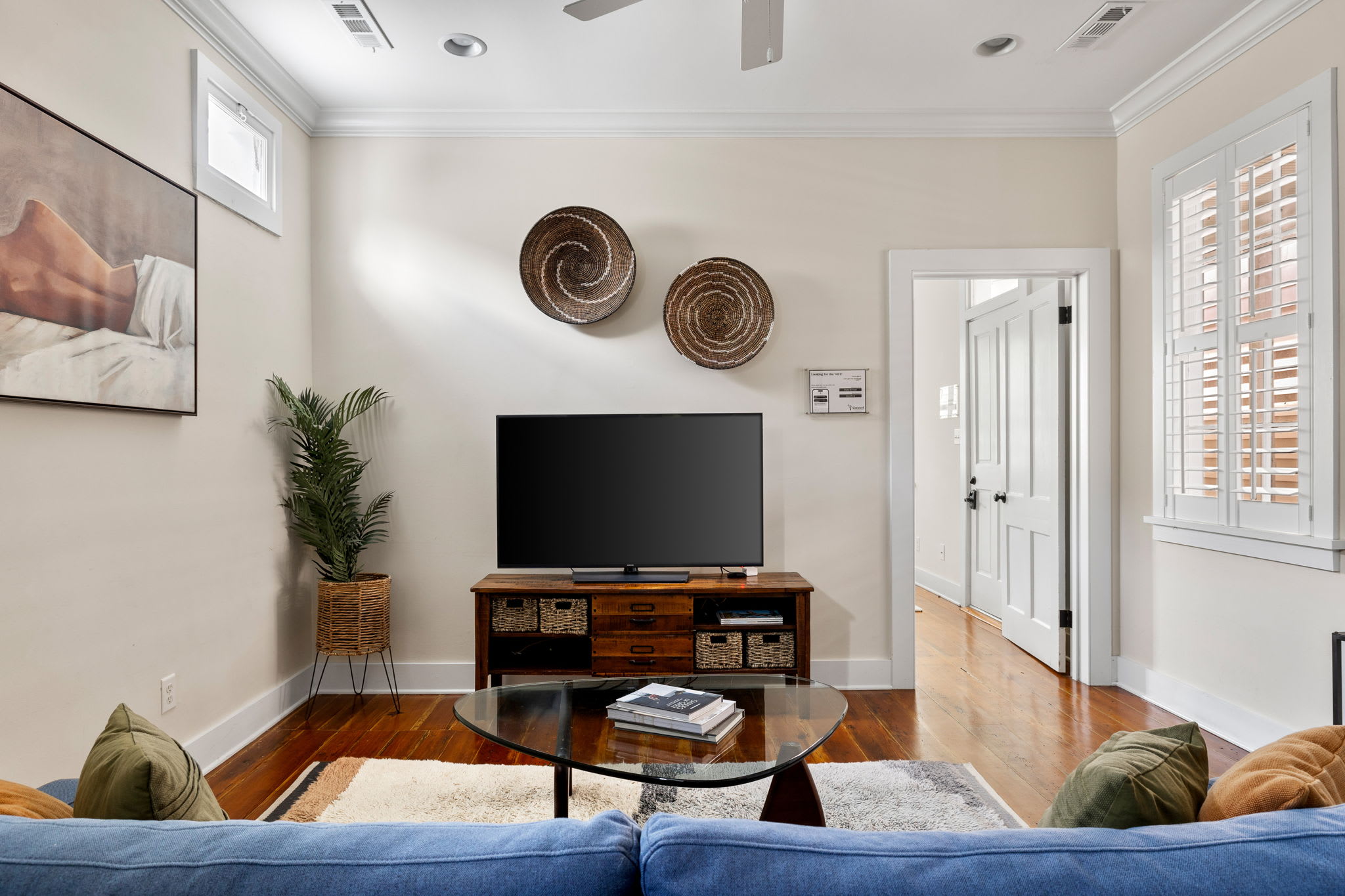 Upstairs Studio36 Walk to King St with Balcony — Charleston, SC — vacation rental