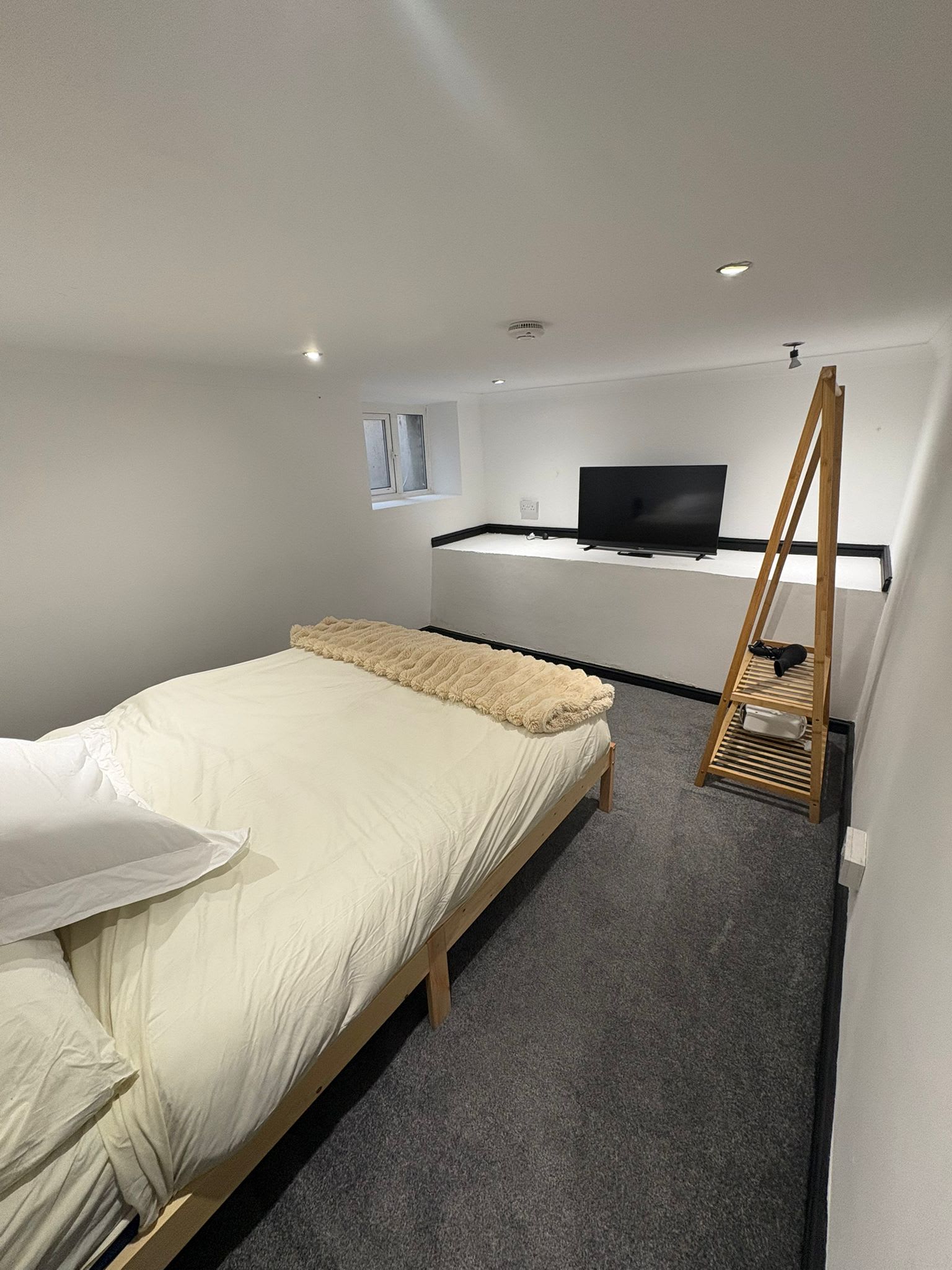 Refurbished 4-Bed Home Near Hospital & Station