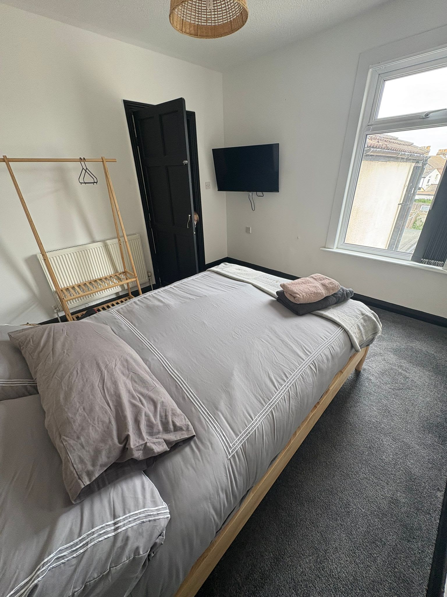 Refurbished 4-Bed Home Near Hospital & Station