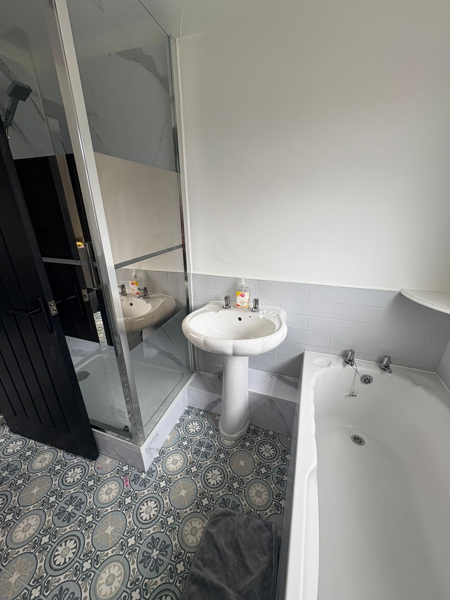 Refurbished 4-Bed Home Near Hospital & Station