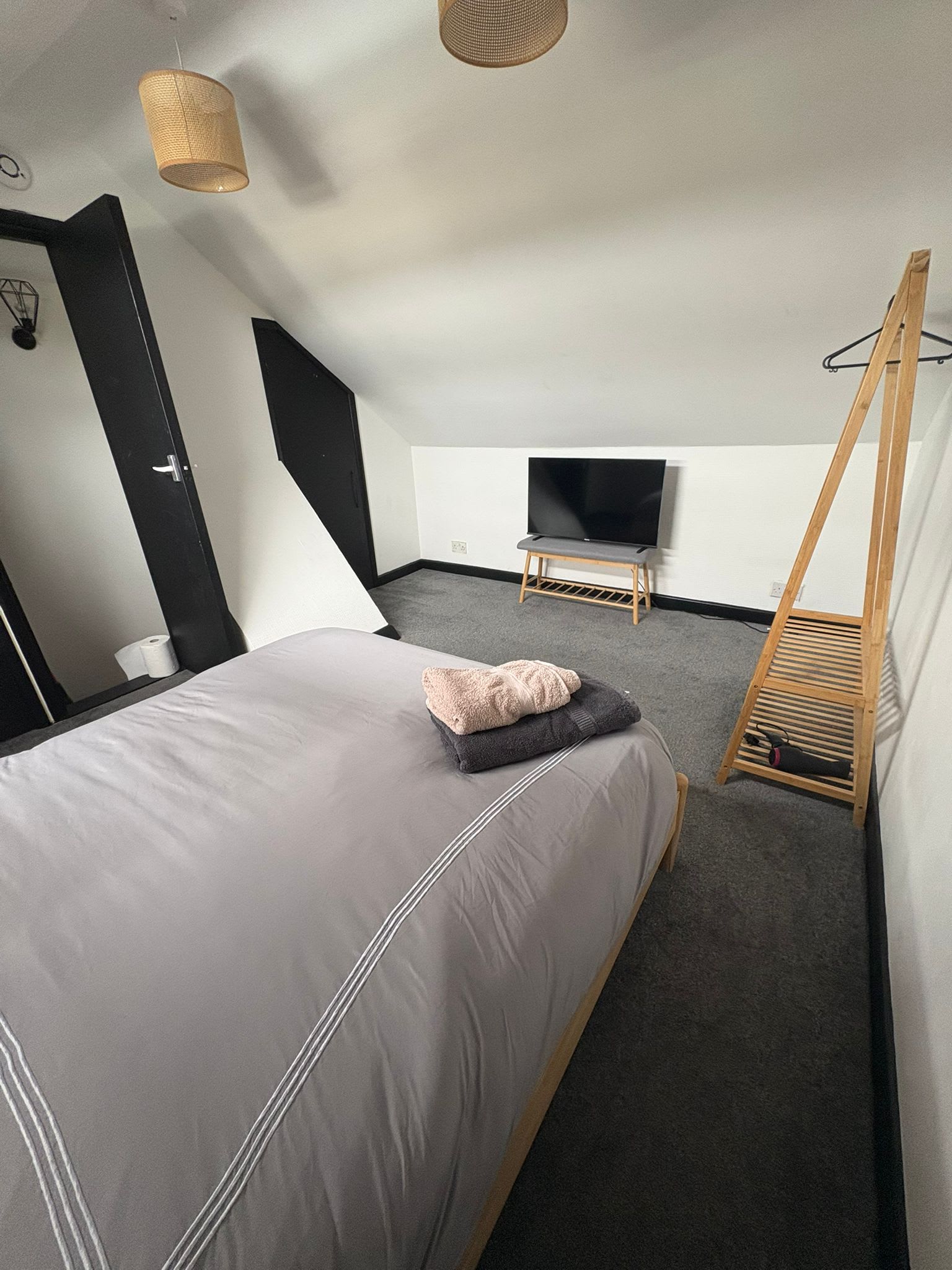 Refurbished 4-Bed Home Near Hospital & Station