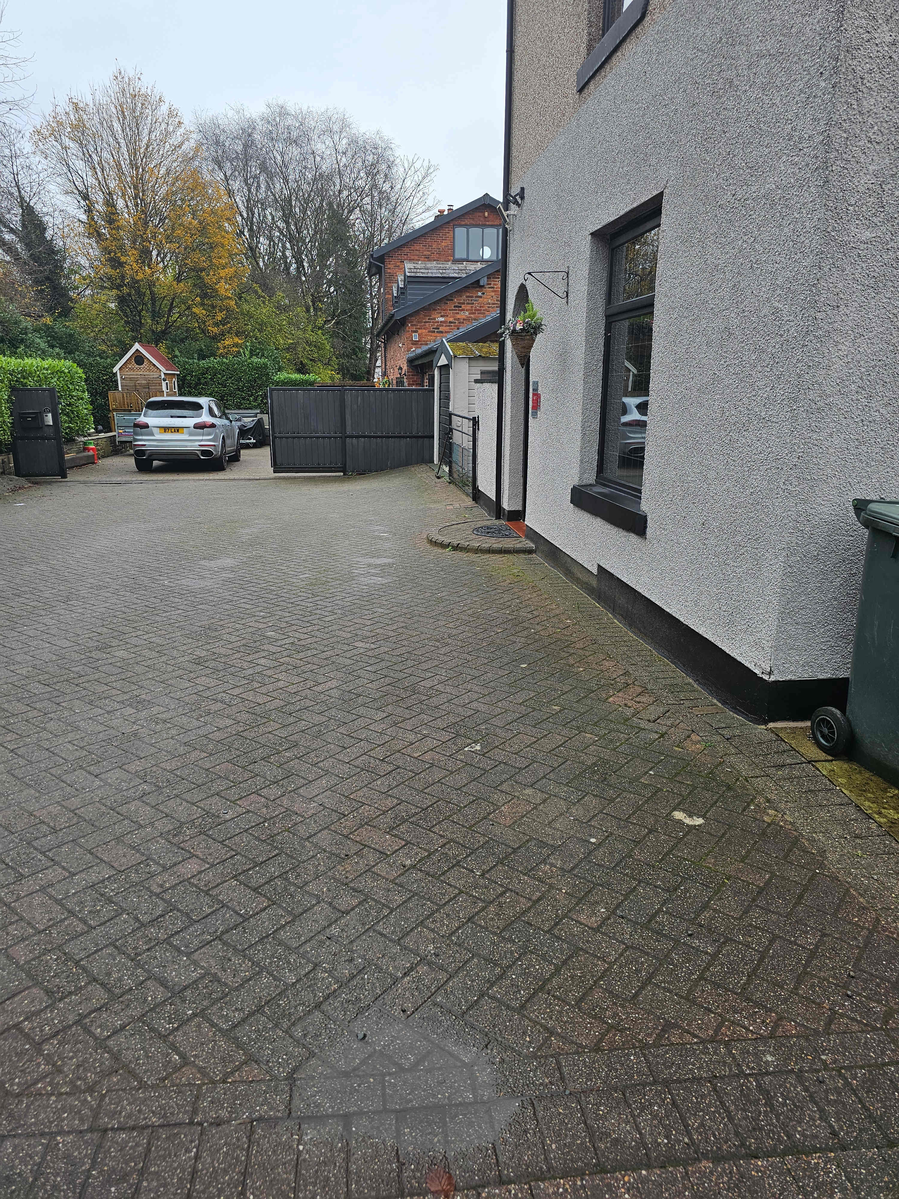 Stylish 2BR | Wi Fi & Parking by Hosterooo