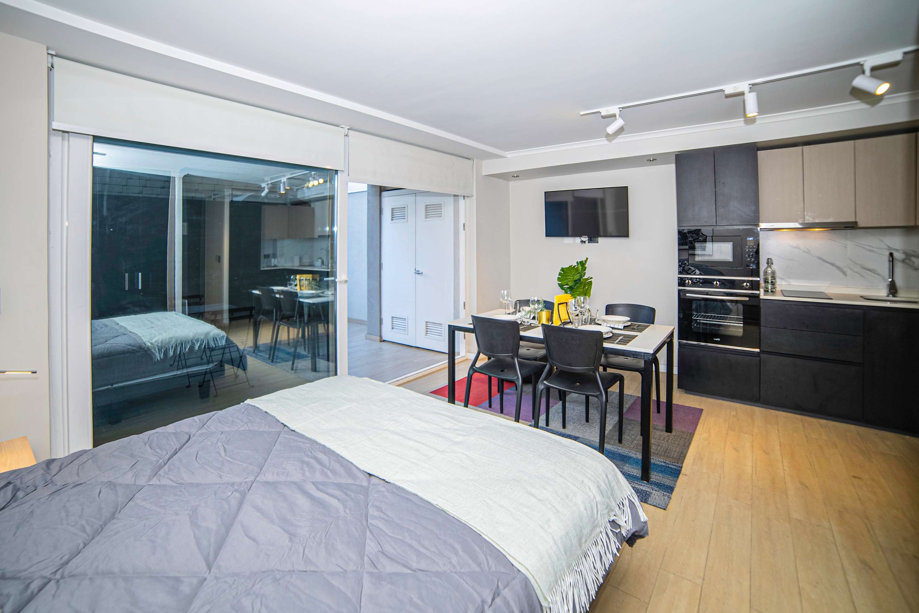 Enjoy a cozy stay in this modern studio with a fully equipped kitchen and dining area, perfect for a relaxing getaway.