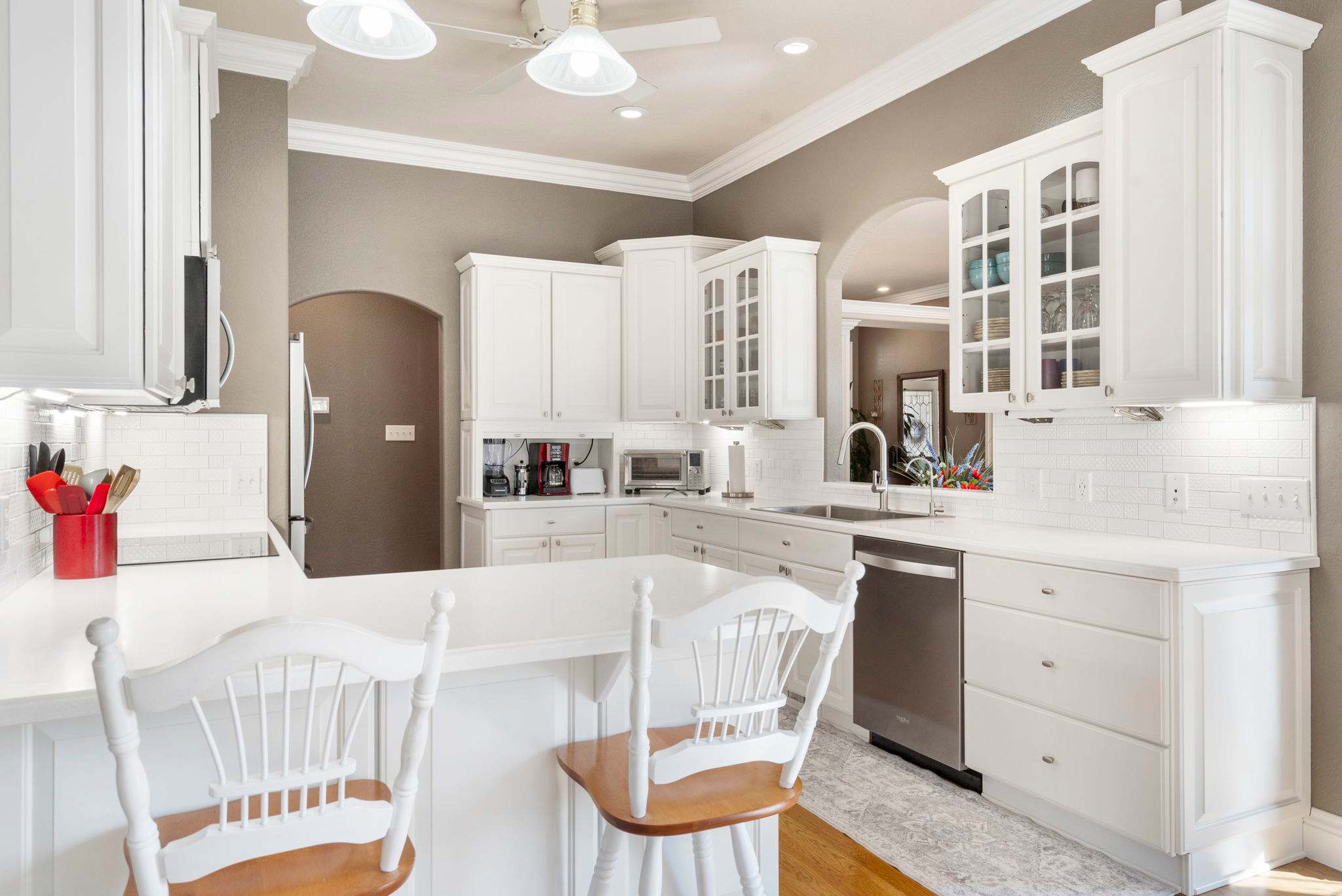 Fully appointed kitchen, including kids ware and booster/high chair