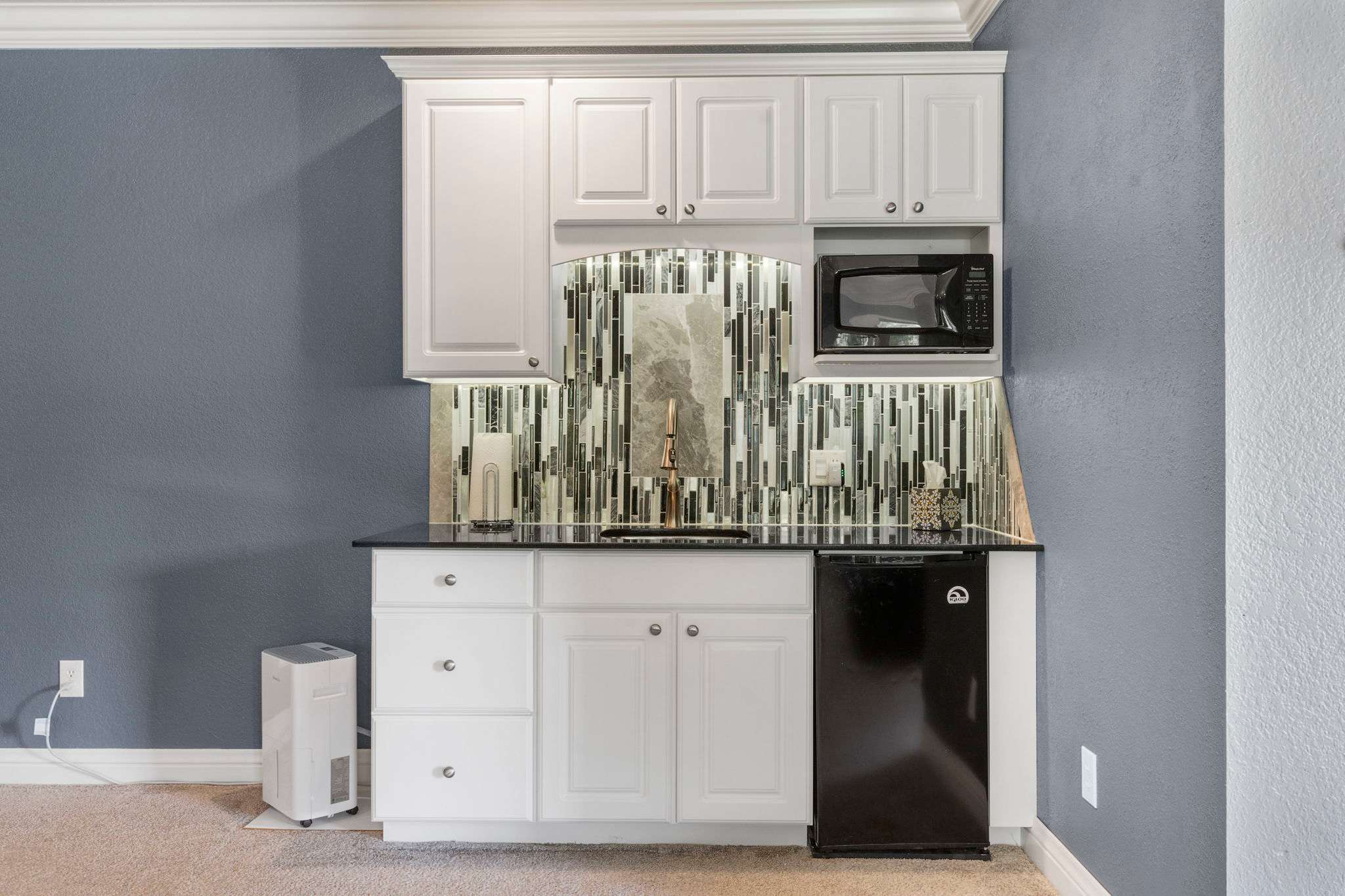 wet bar in the basement