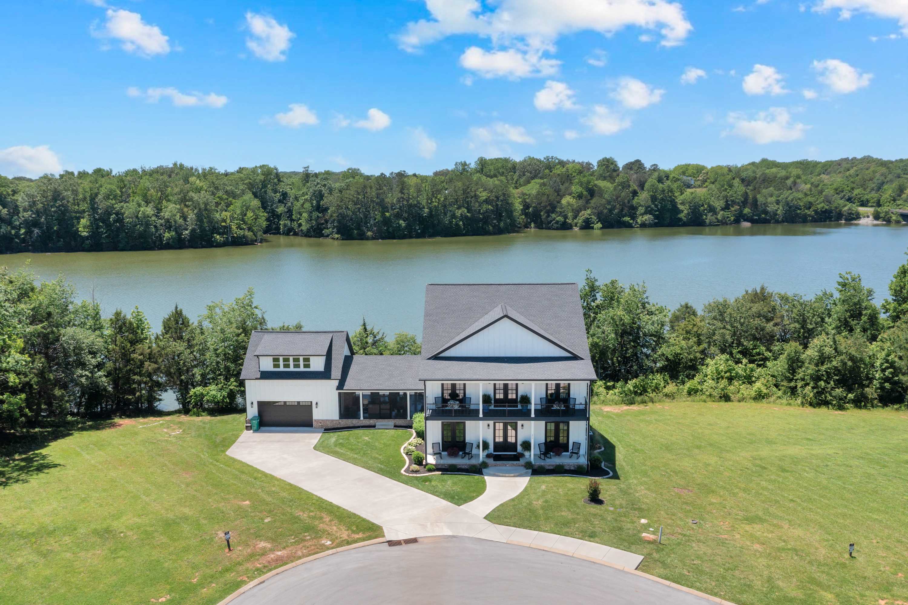 Lakefront Farmhouse | 14 Guests | Tims Ford Lake