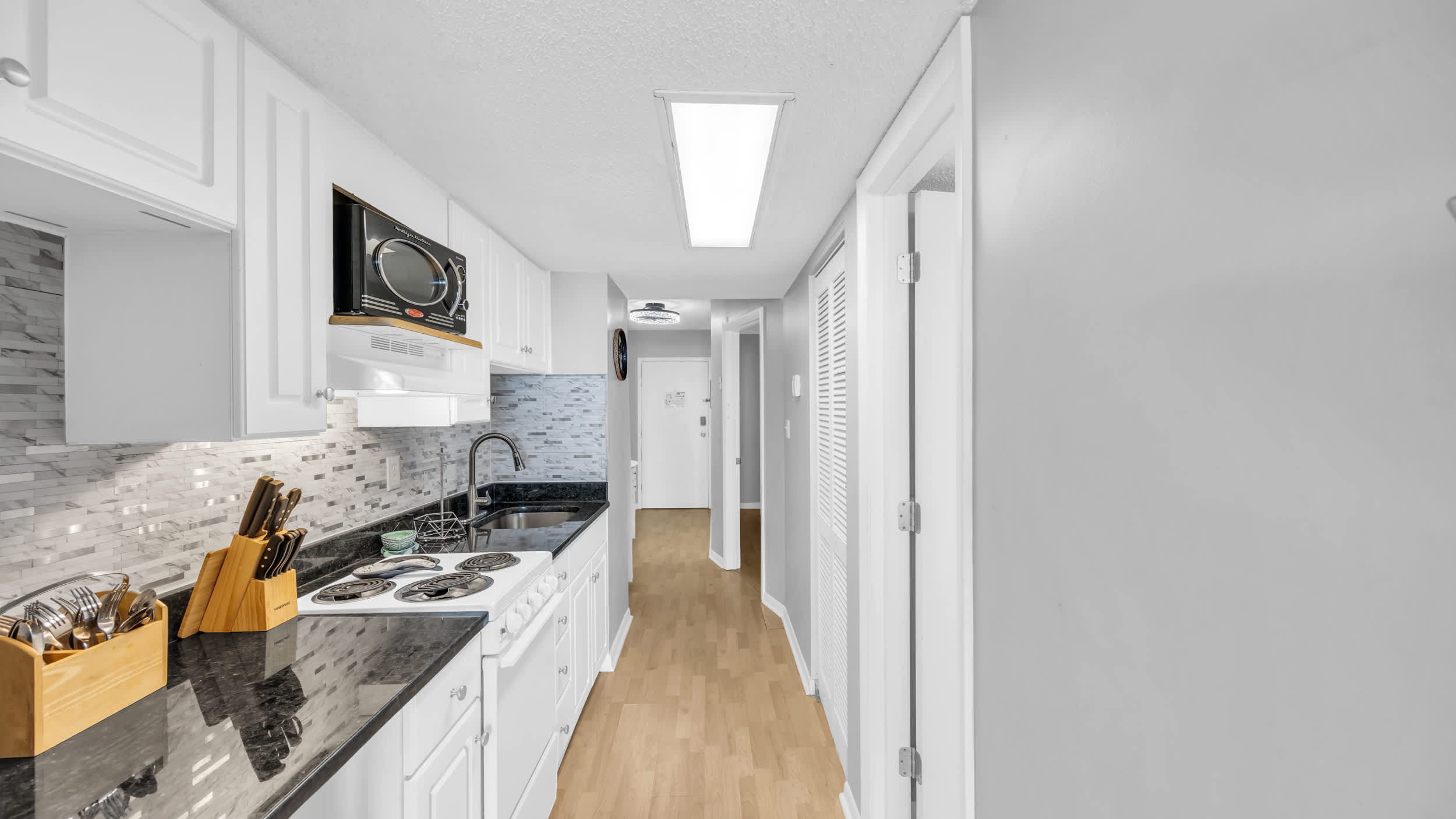 Ocean View Modern Condo w Pool and Hot Tub