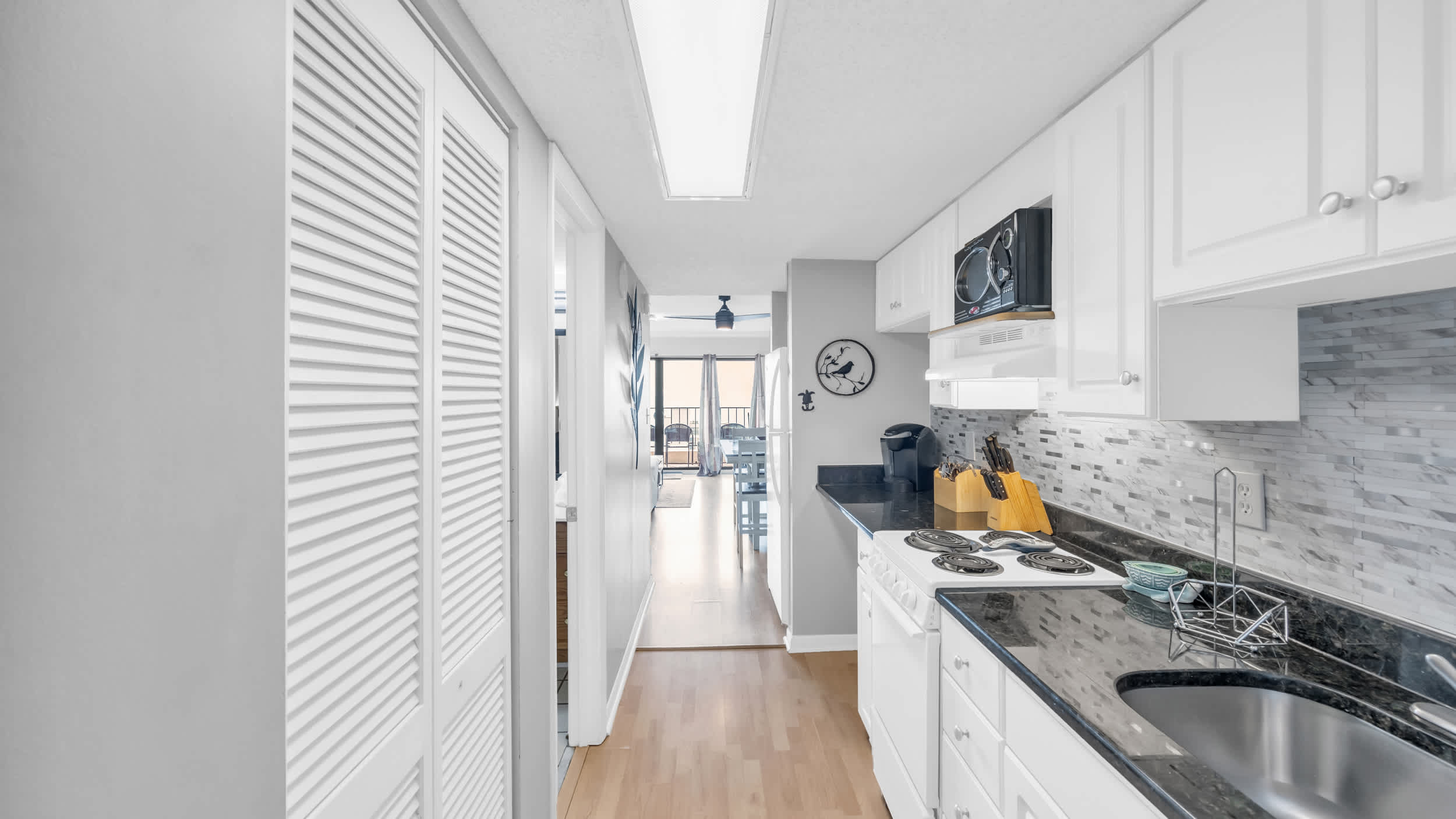 Ocean View Modern Condo w Pool and Hot Tub