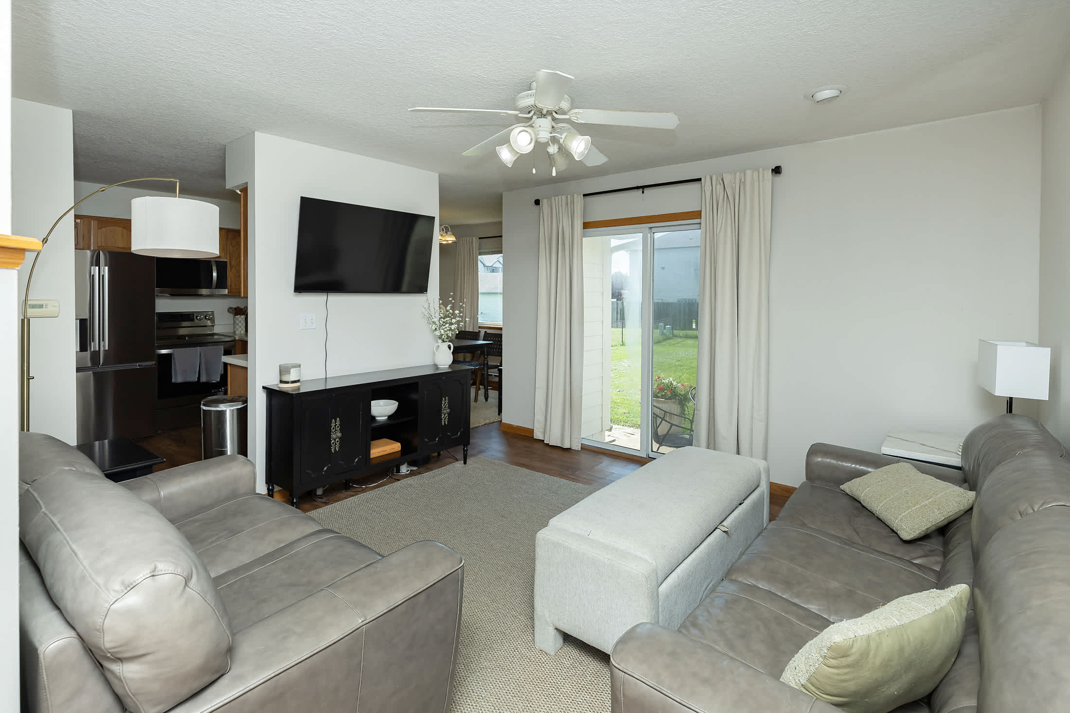Spacious 4 Bed 2-5 BA Modern Home — Altoona, IA — vacation rental