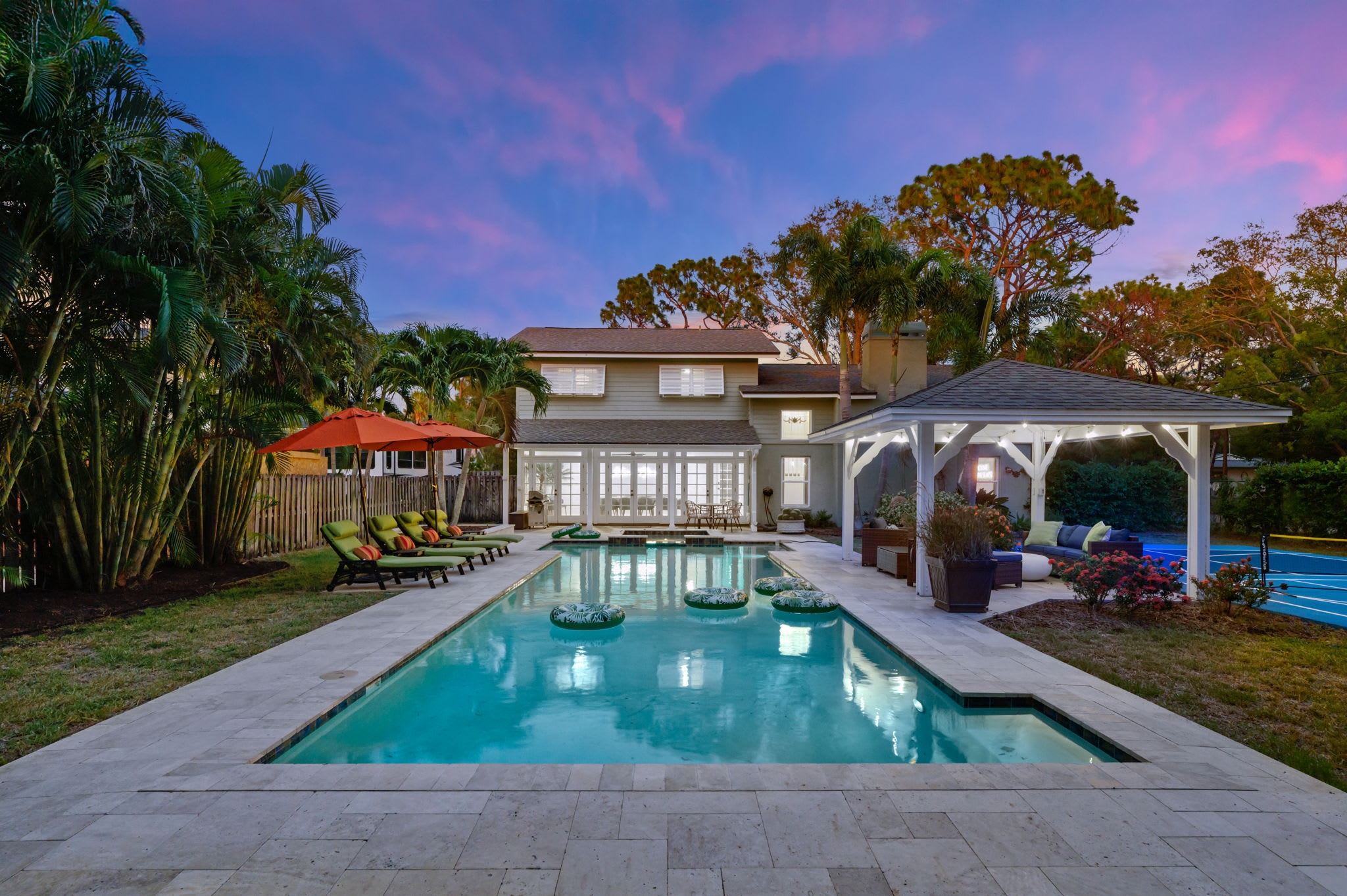 Sleeps 10 | Pool, Slide, Pickleball & Fire Pit — Seminole, FL — vacation rental