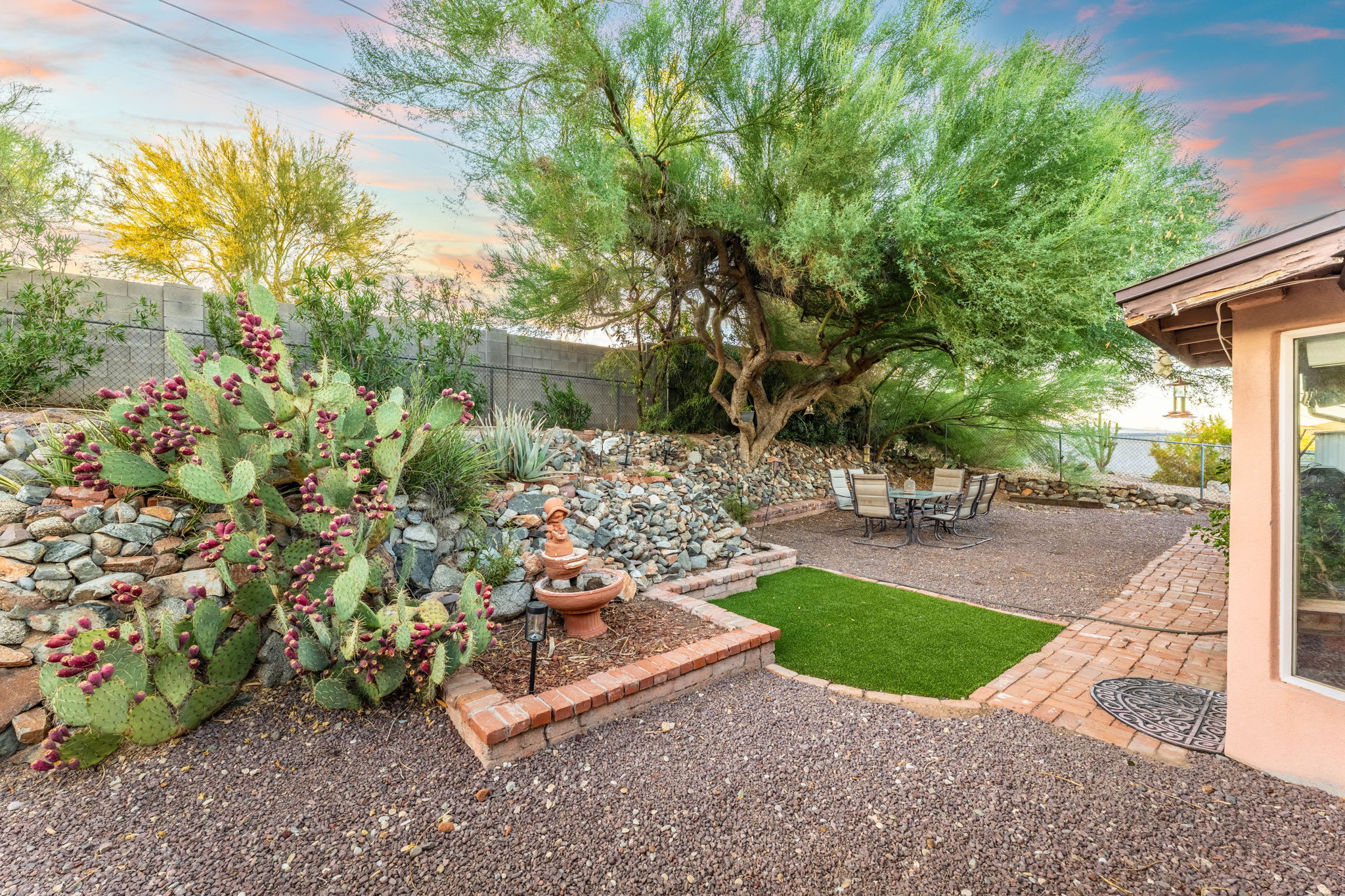 East Phoenix base near Zoo and Desert Garden patio — Phoenix, AZ — vacation rental