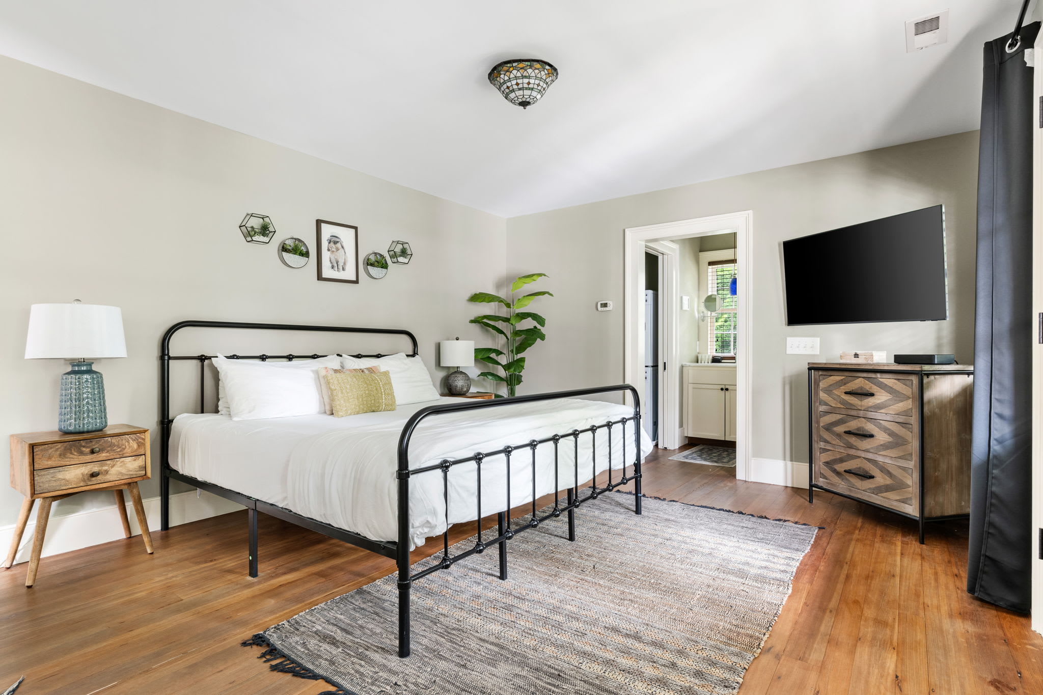 Master Bedroom w/ King Bed + TV