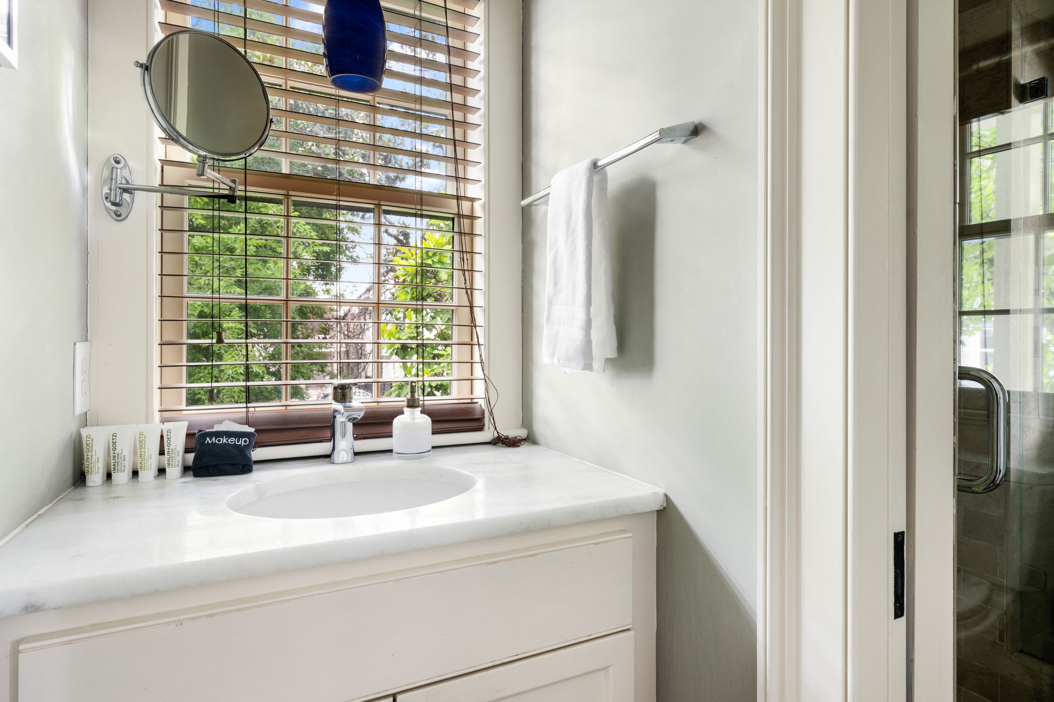 Master Bathroom w/ Walk-in Shower
