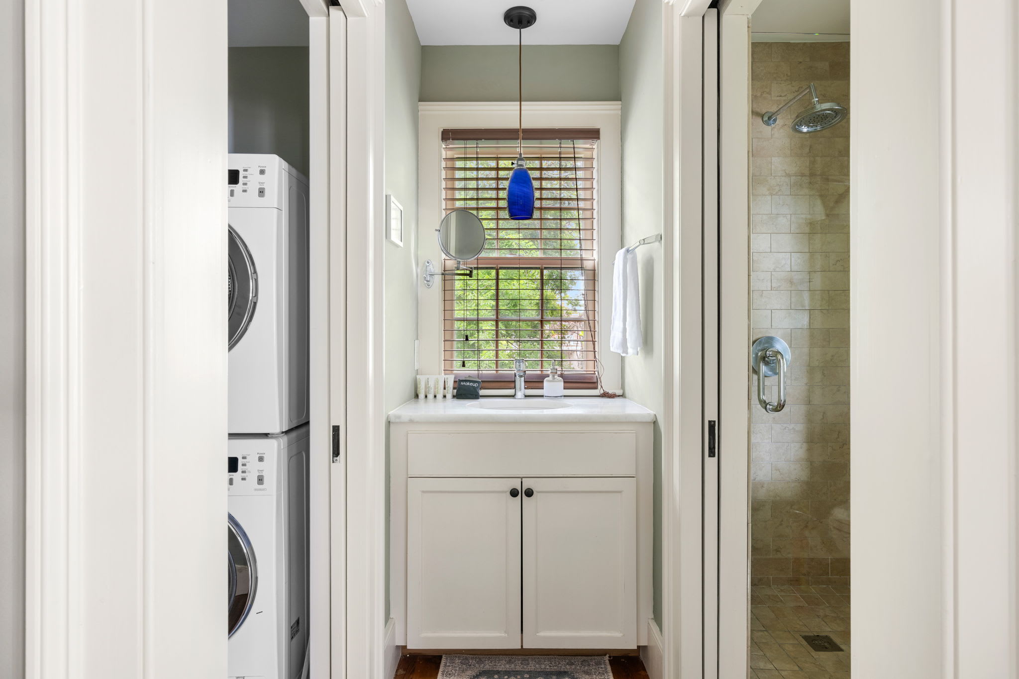Master Bathroom w/ Walk-in Shower