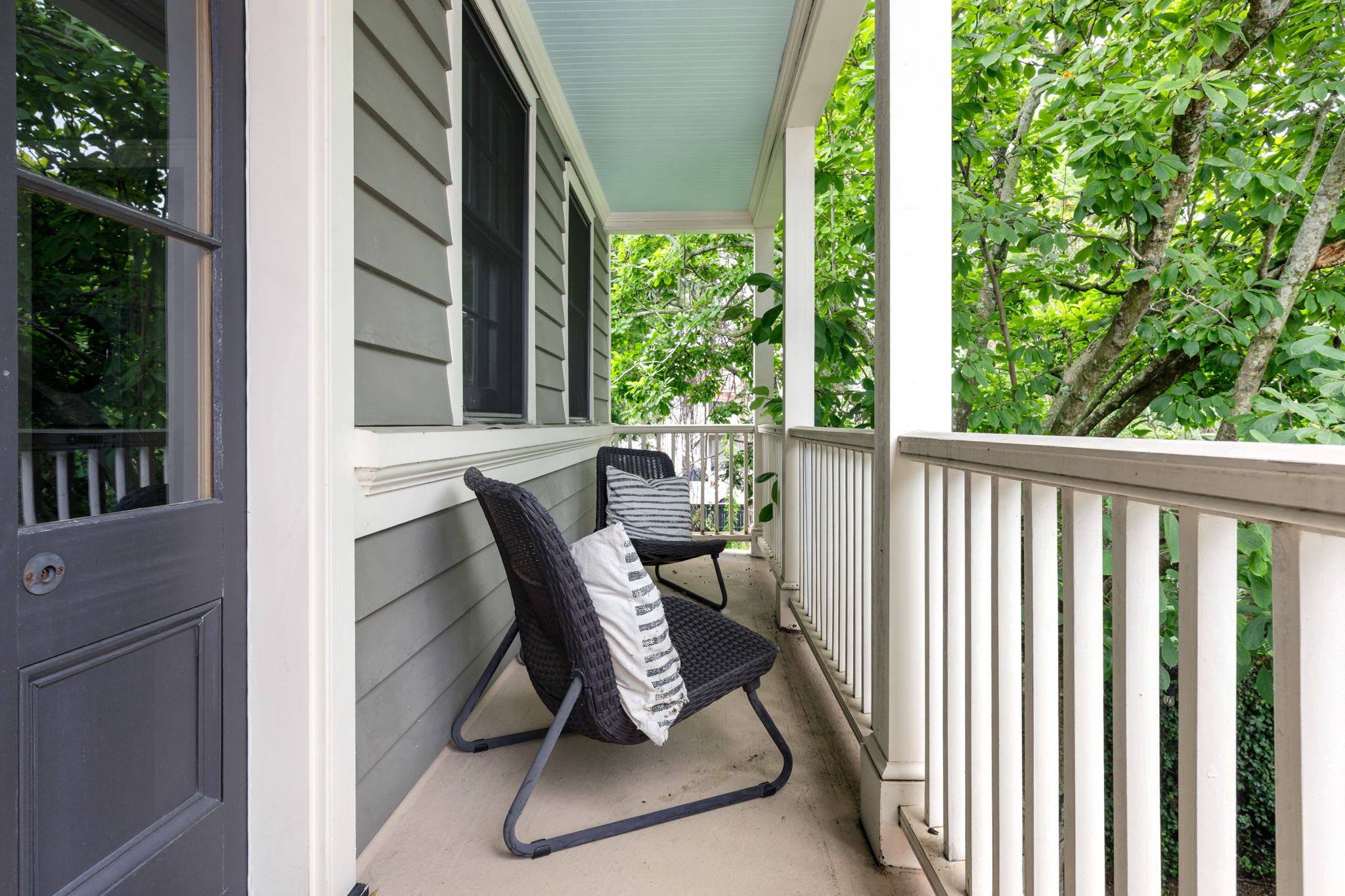 Balcony with seating 