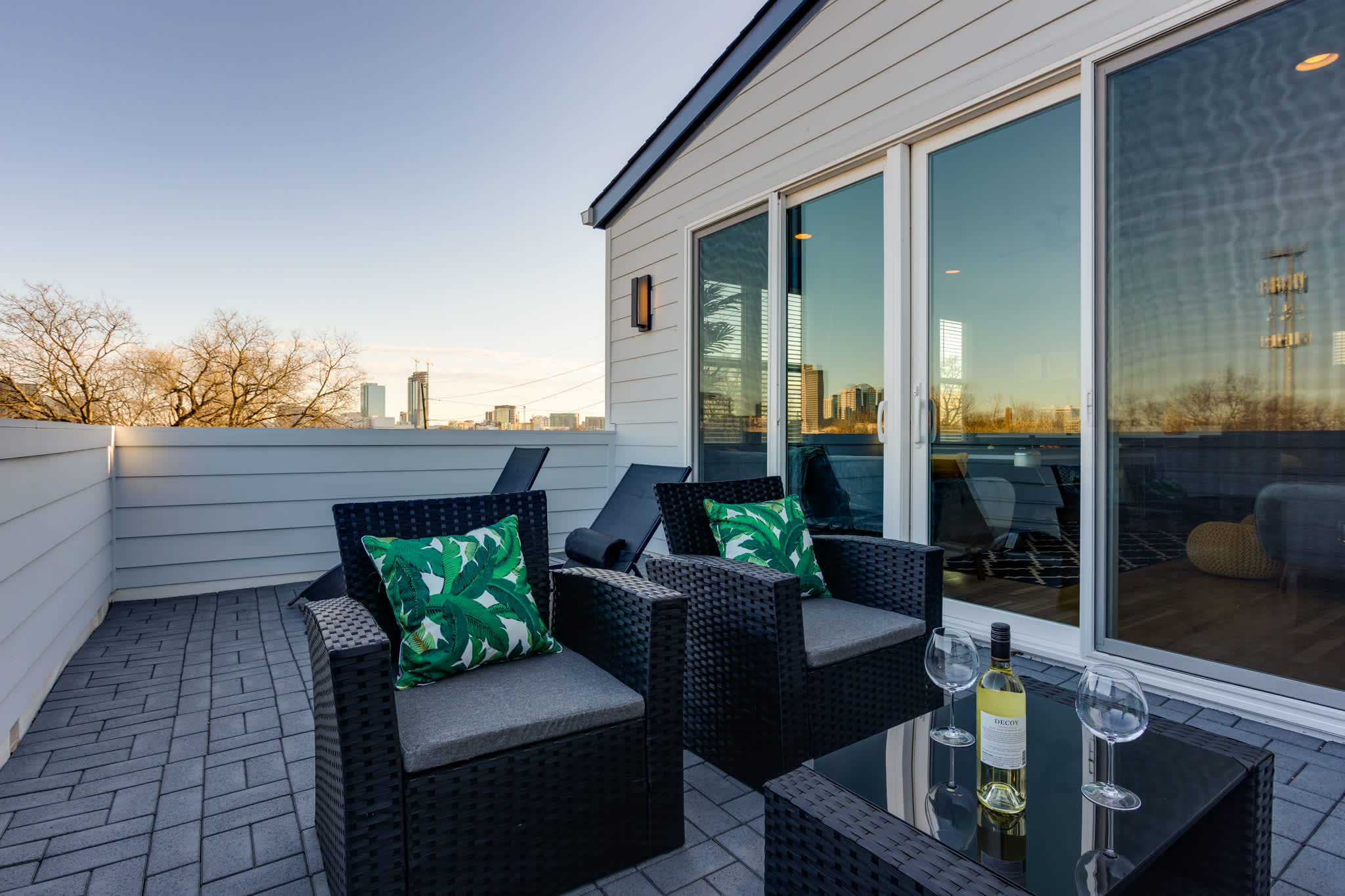 4BR Retreat for 12 w/Balcony, Mins to Broadway!