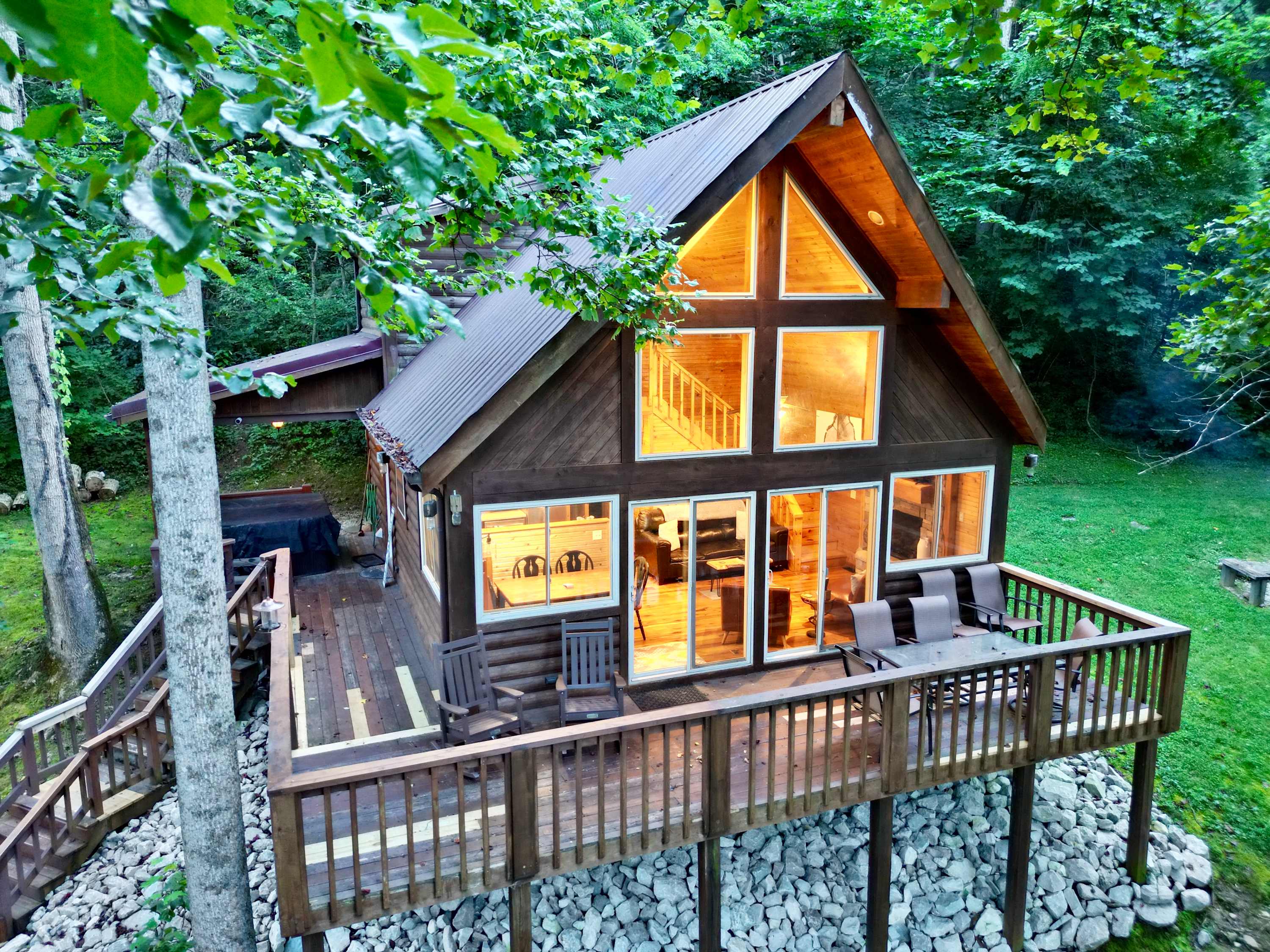 Mountain Spirit | Hot Tub | WiFi | RRG | Fire Pit | Located just 10 Min From Slade. — Stanton, KY — vacation rental