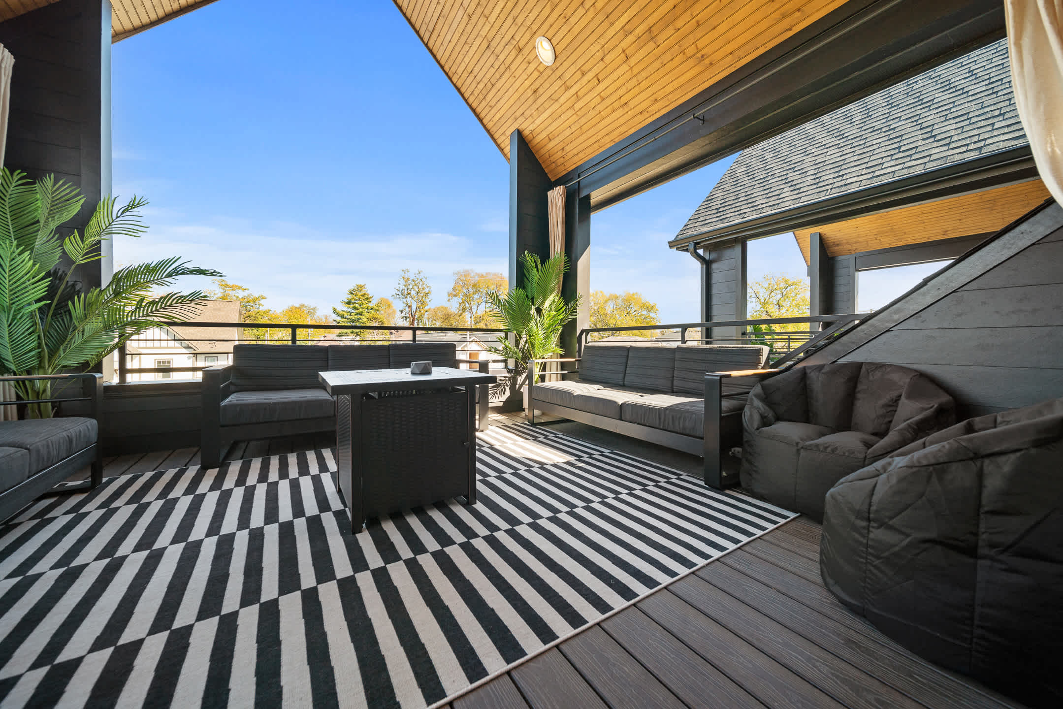 Rooftop Lounge 2 Miles from Broadway! — Nashville, TN — vacation rental