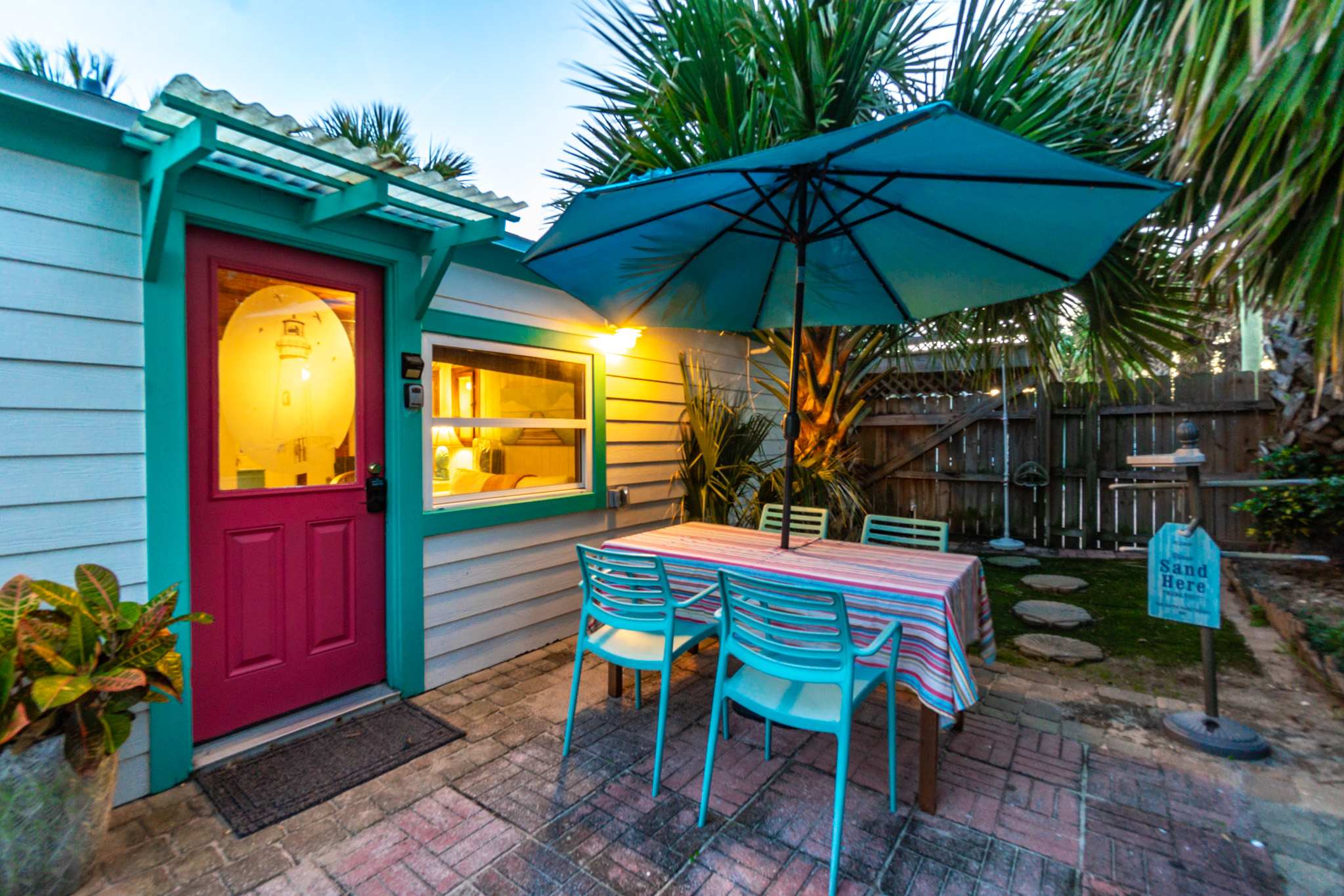Beachcomber Oasis | 1930s Cottage | 1 min to Beach — photo 11