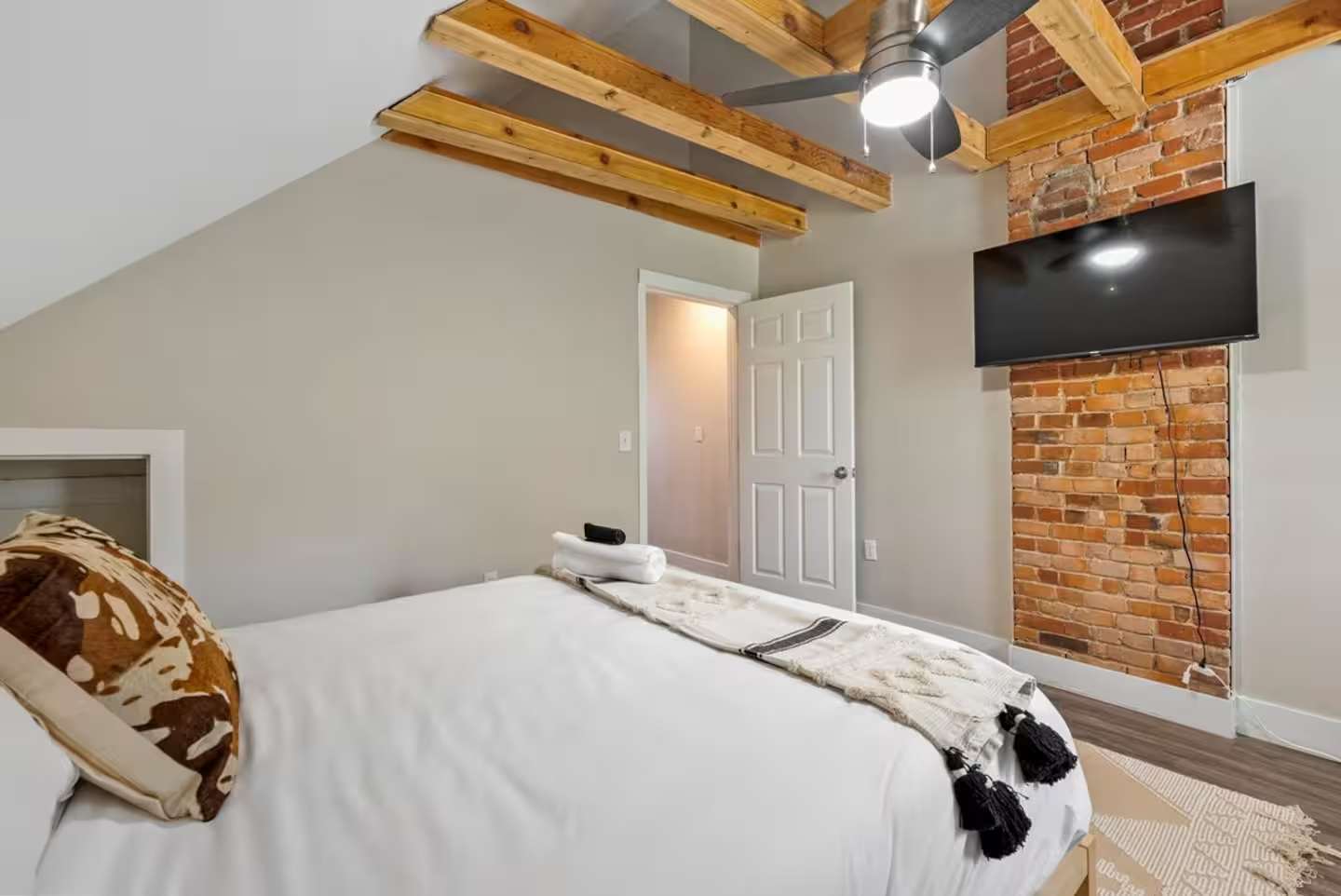 Modern Boho Condo | Walk to Downtown Columbus