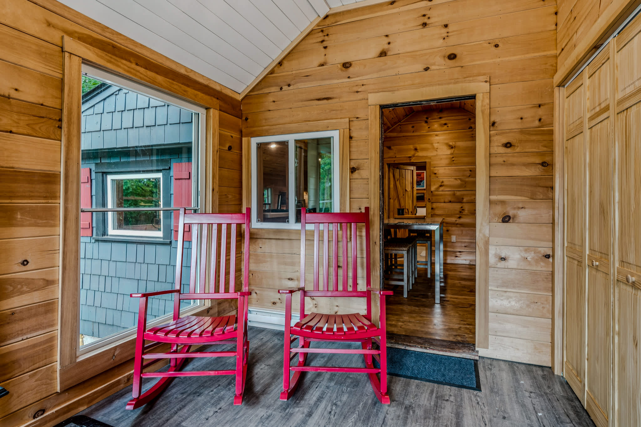 Mt Peg Hiking, Enclosed Porch  | Trailside Cottage