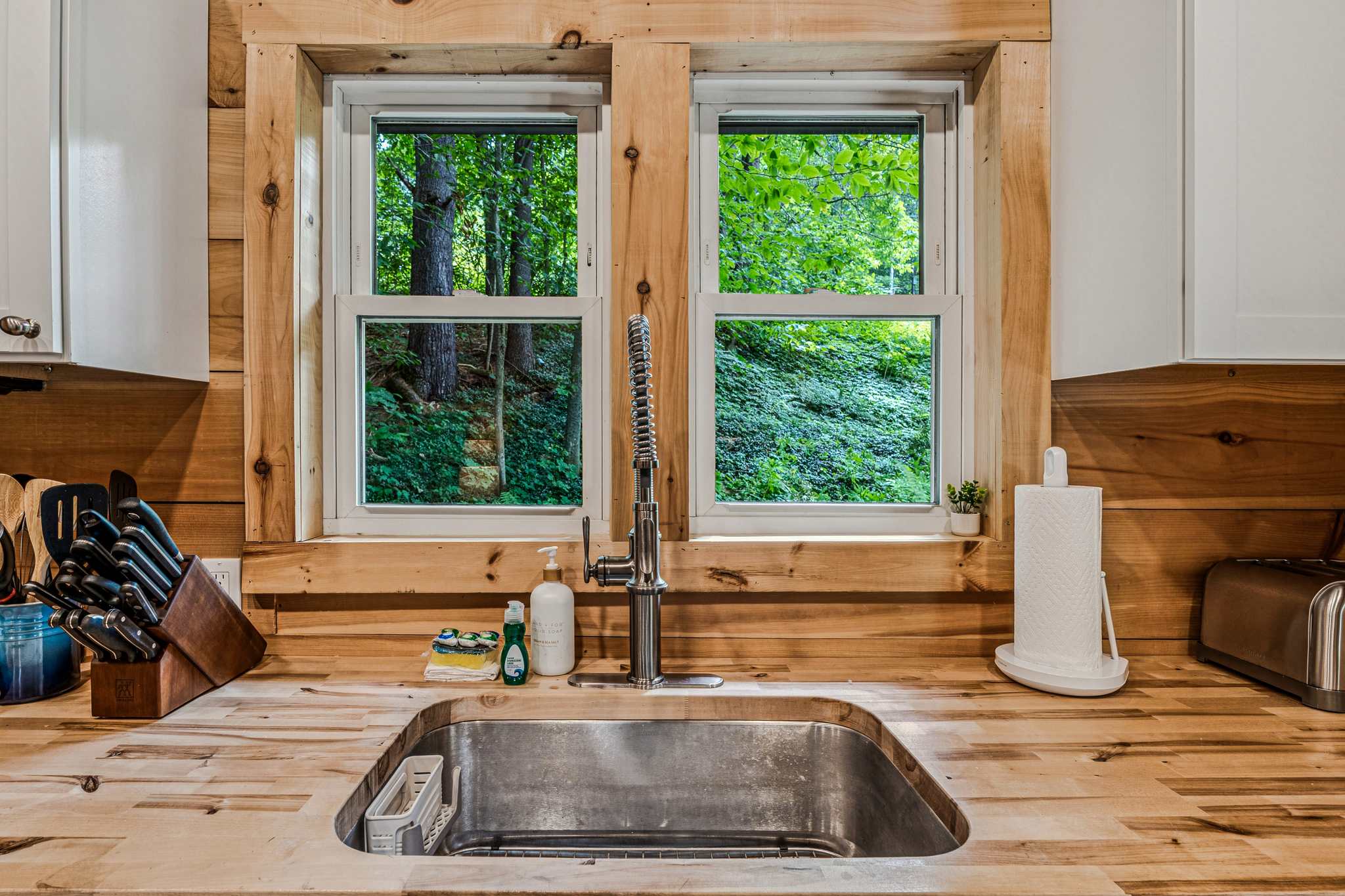 Mt Peg Hiking, Enclosed Porch  | Trailside Cottage