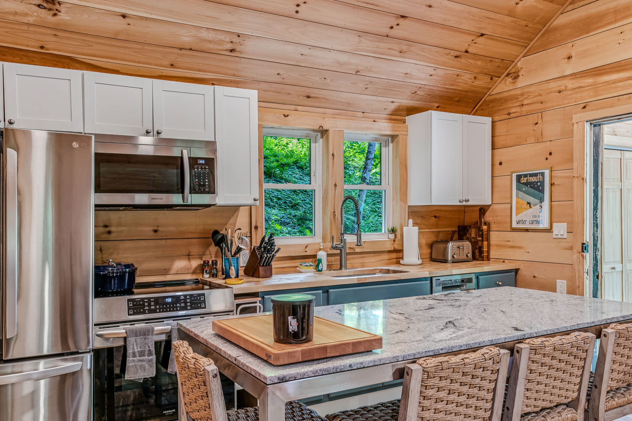 Mt Peg Hiking, Enclosed Porch  | Trailside Cottage