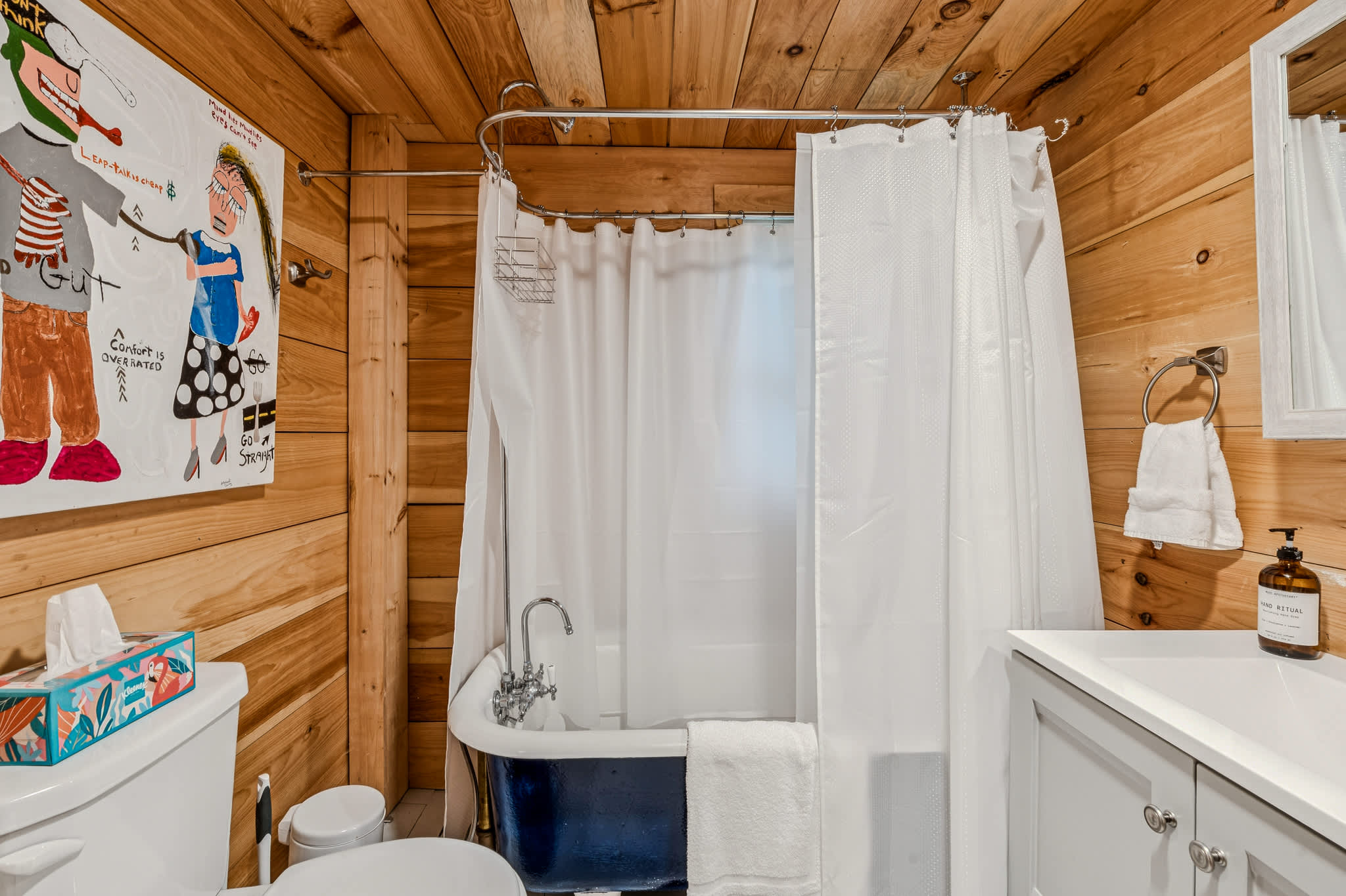 Mt Peg Hiking, Enclosed Porch  | Trailside Cottage