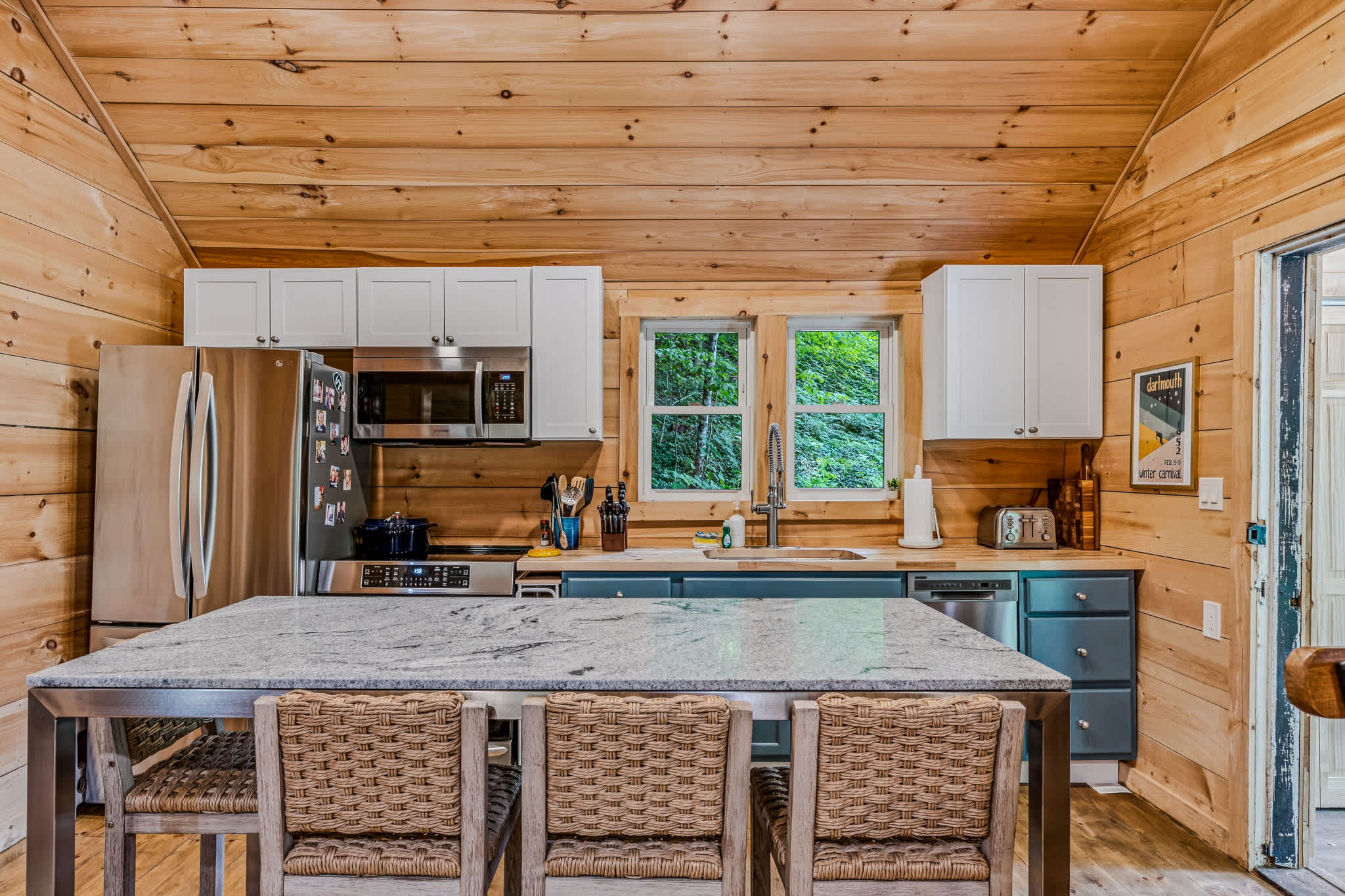 Mt Peg Hiking, Enclosed Porch  | Trailside Cottage