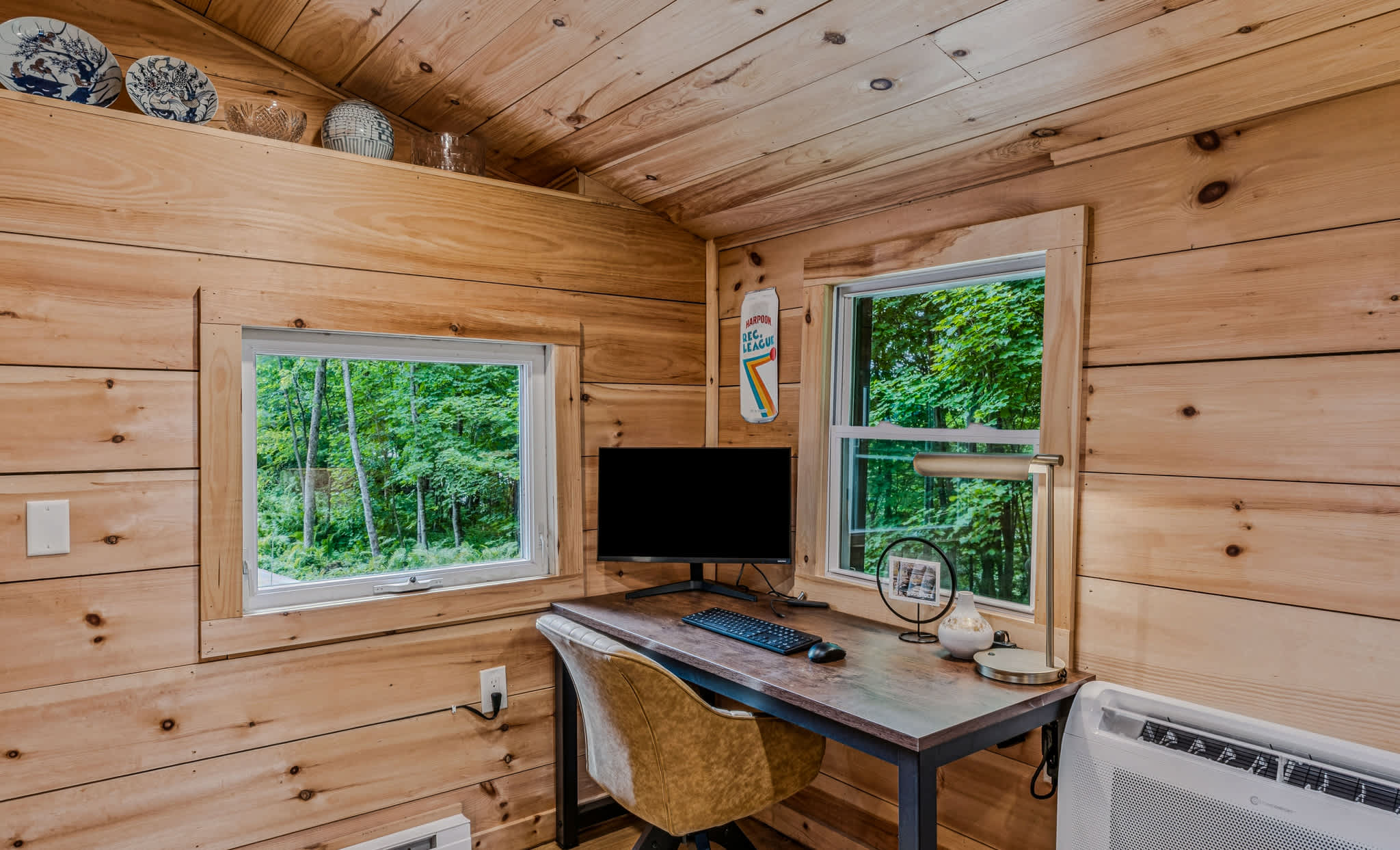 Mt Peg Hiking, Enclosed Porch  | Trailside Cottage