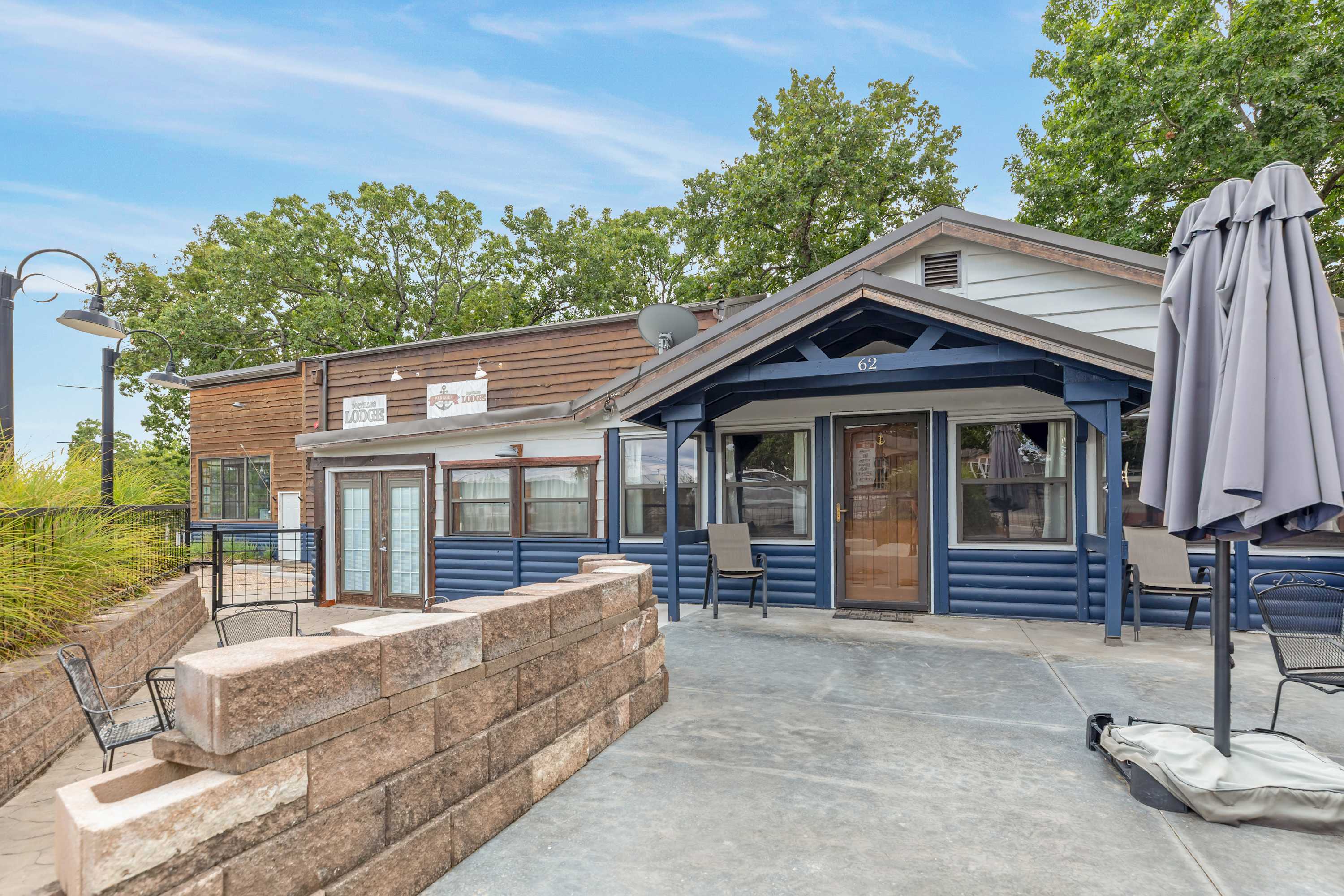 Panacea Boathaus Lodge - Outdoor Pool, Boat Slips — Kimberling City, MO — vacation rental