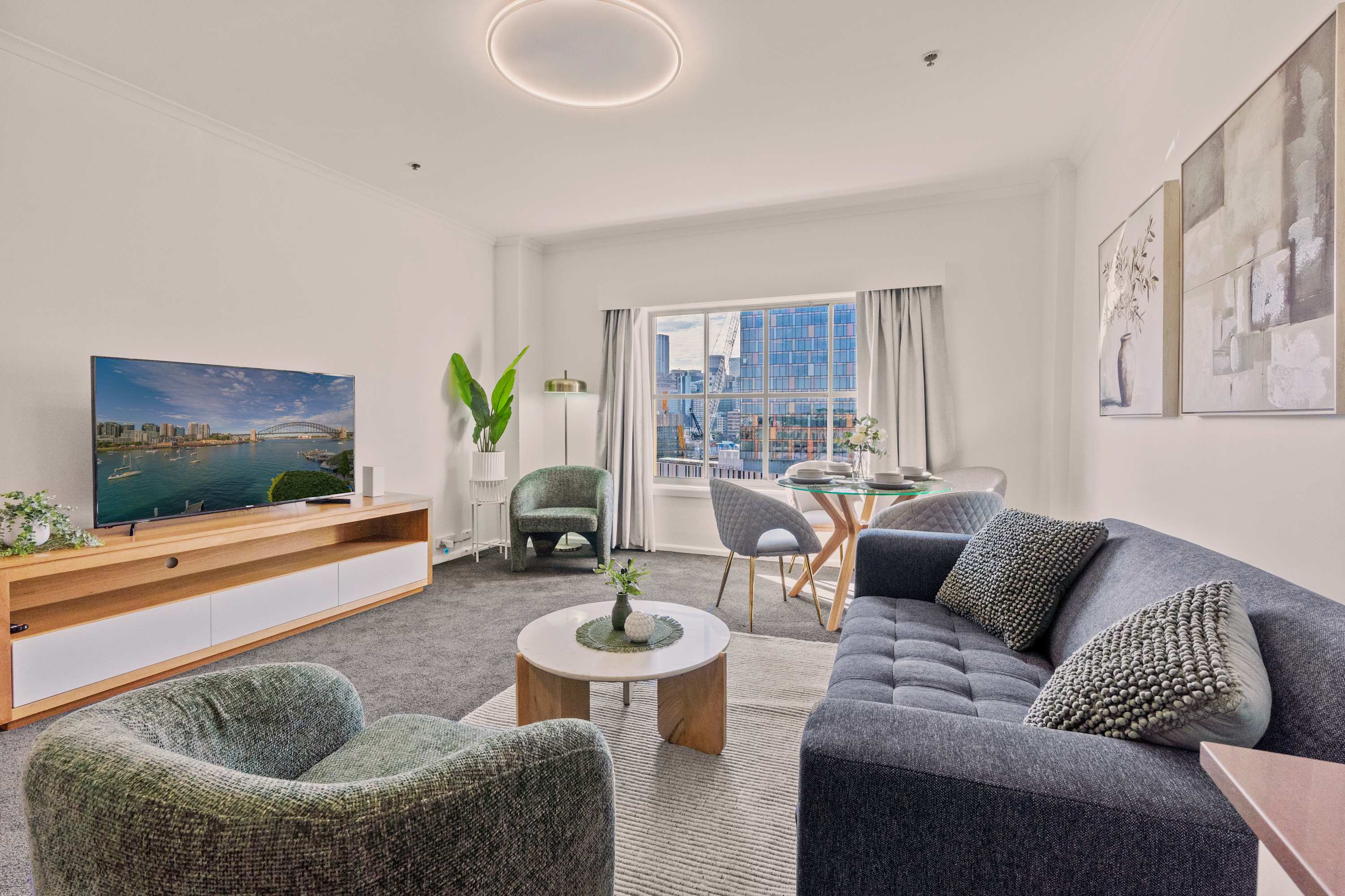 1 Bedroom Apartment with City Skyline Views - Photo 1