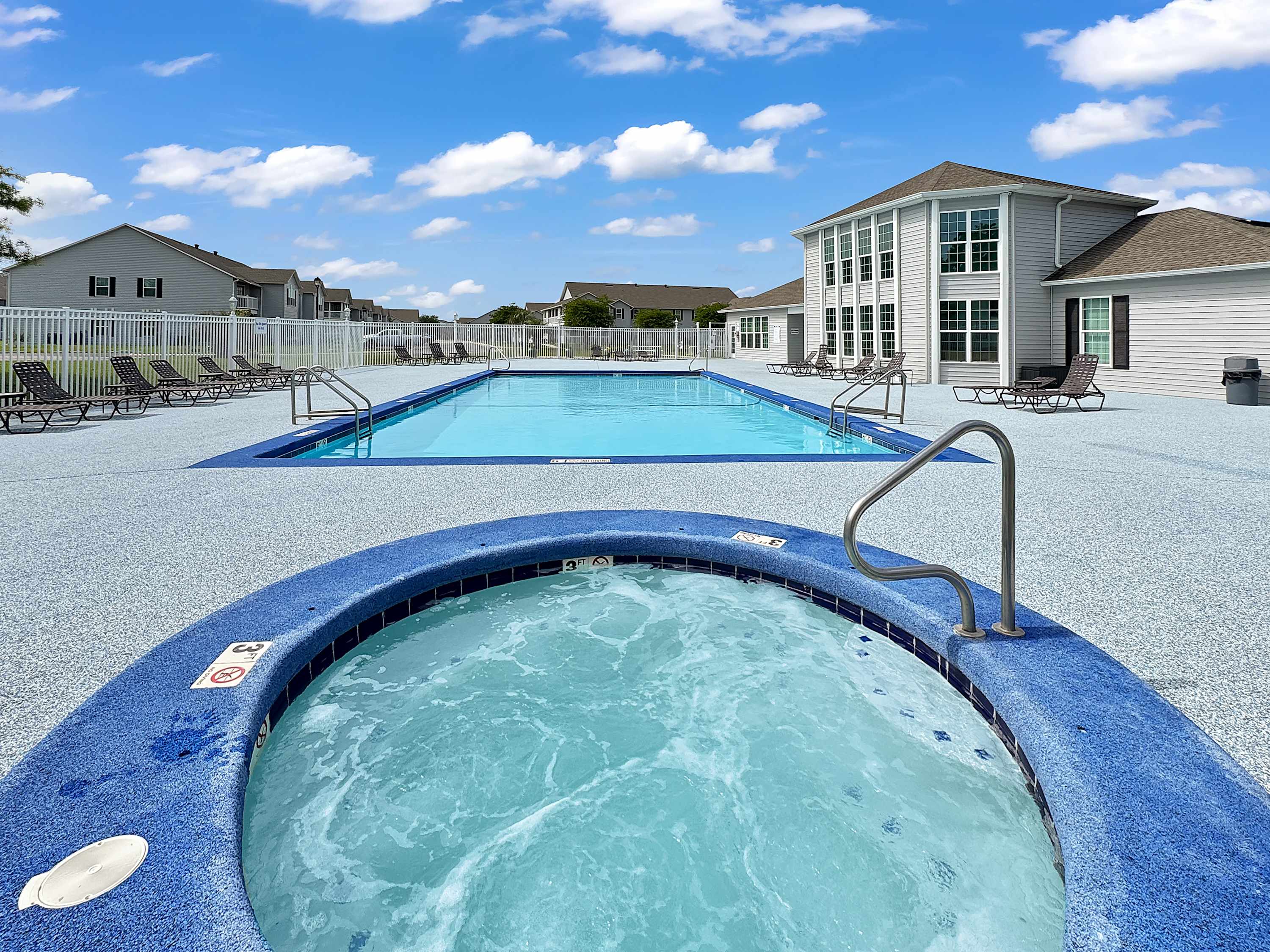 $400 Free Activities, Pool, Pickle Ball, Tennis, Fitness Area! | Photo 2