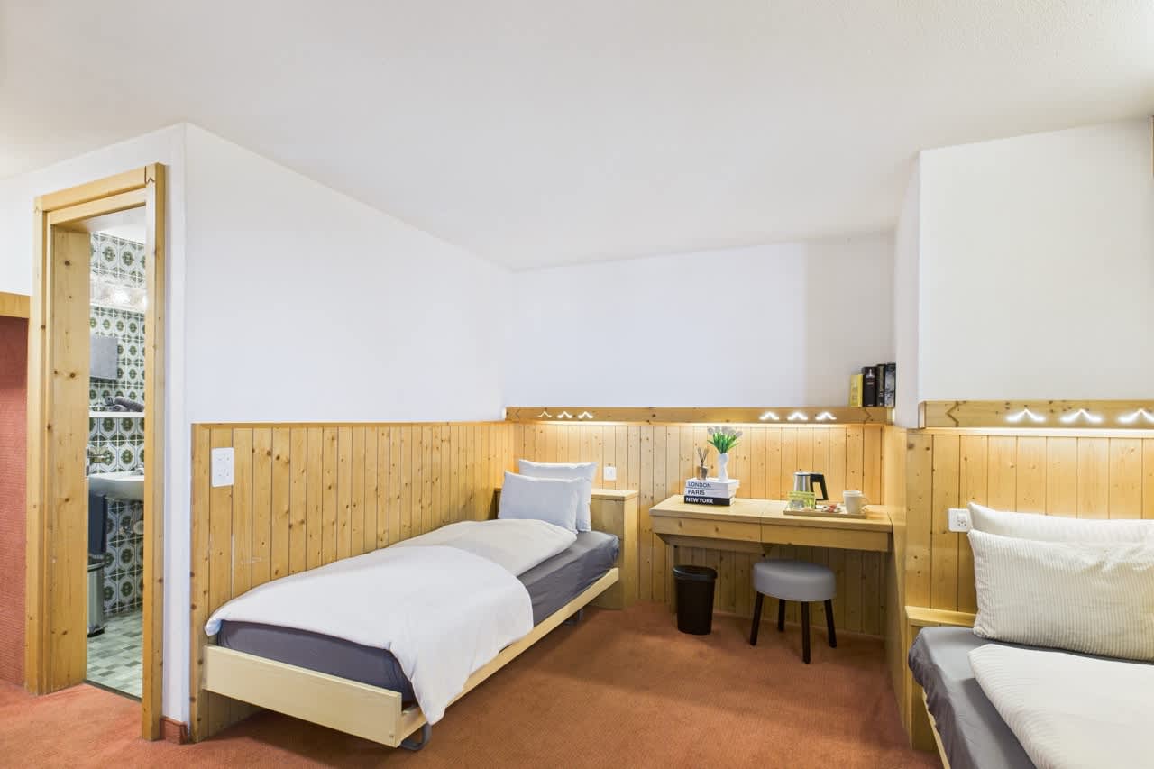 Central Twin Room in Saas-Fee | Self Check-in — 11